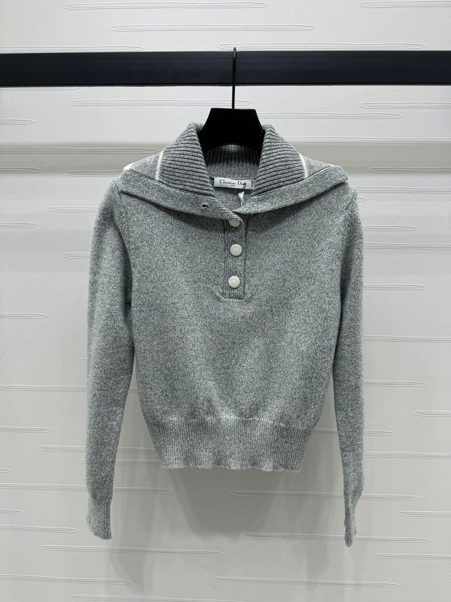 Strickpullover mit marineblauem Kragen und langen Ärmeln 