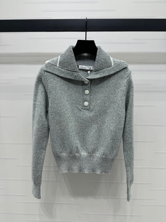 Strickpullover mit marineblauem Kragen und langen Ärmeln 