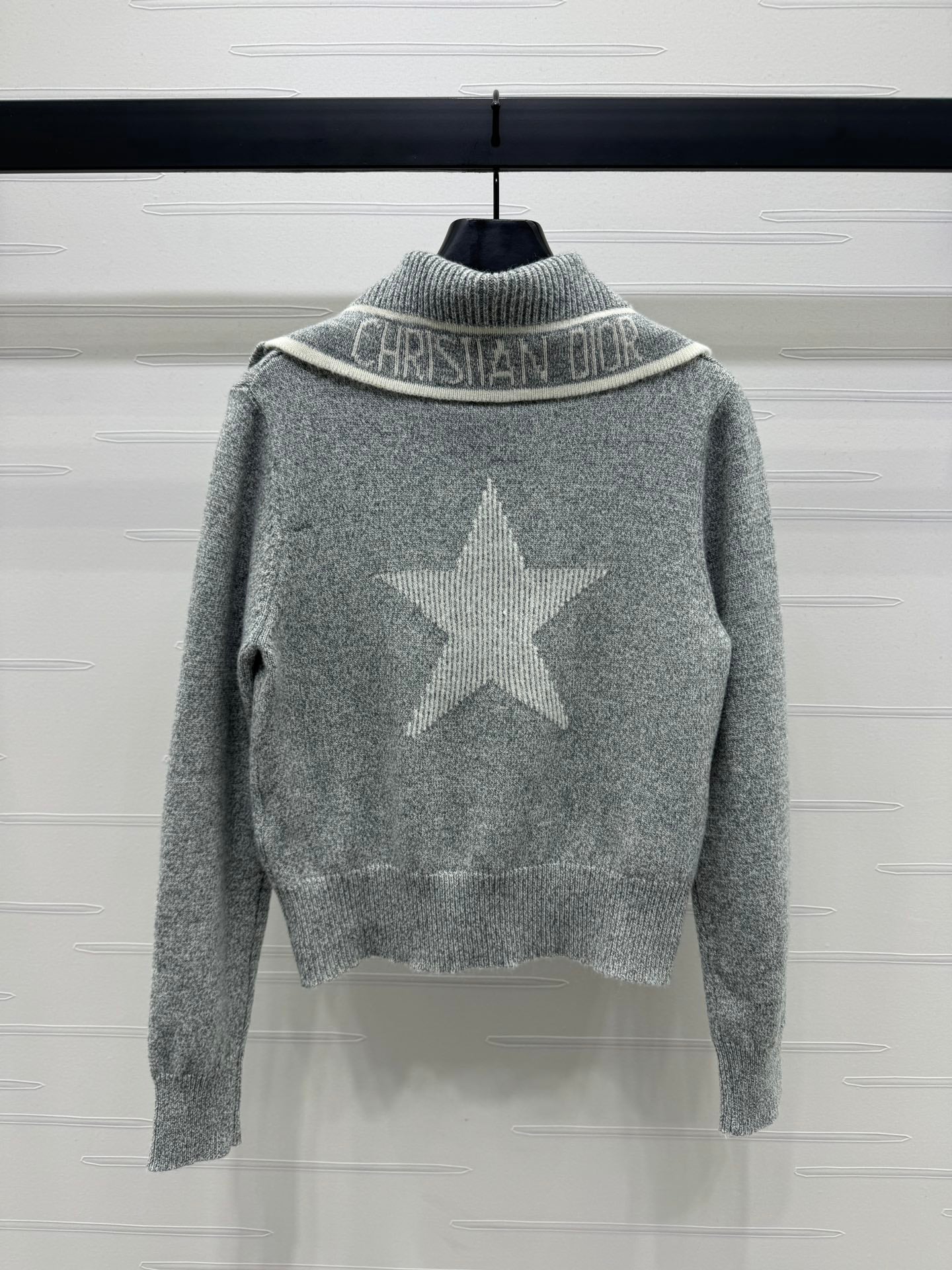 Strickpullover mit marineblauem Kragen und langen Ärmeln 