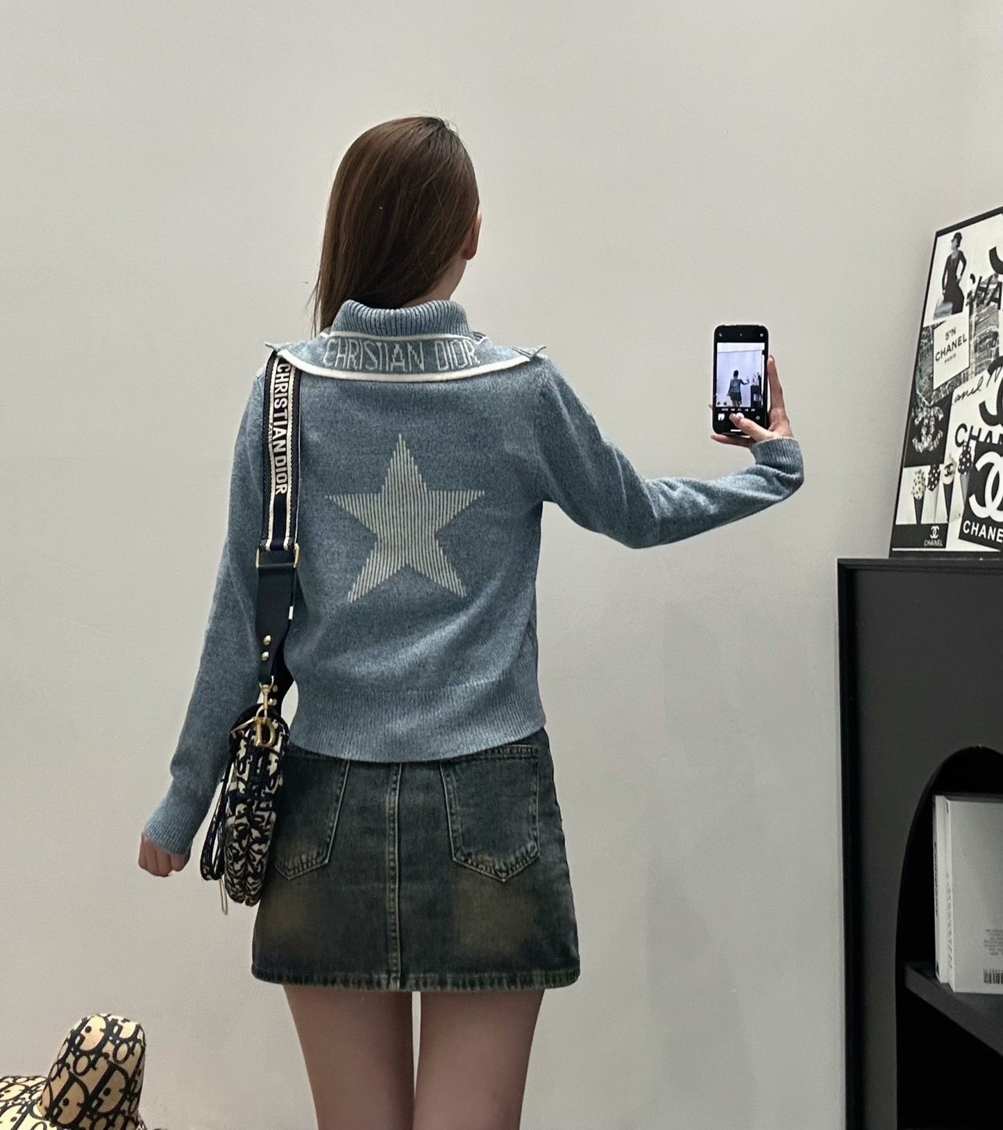 Strickpullover mit marineblauem Kragen und langen Ärmeln 