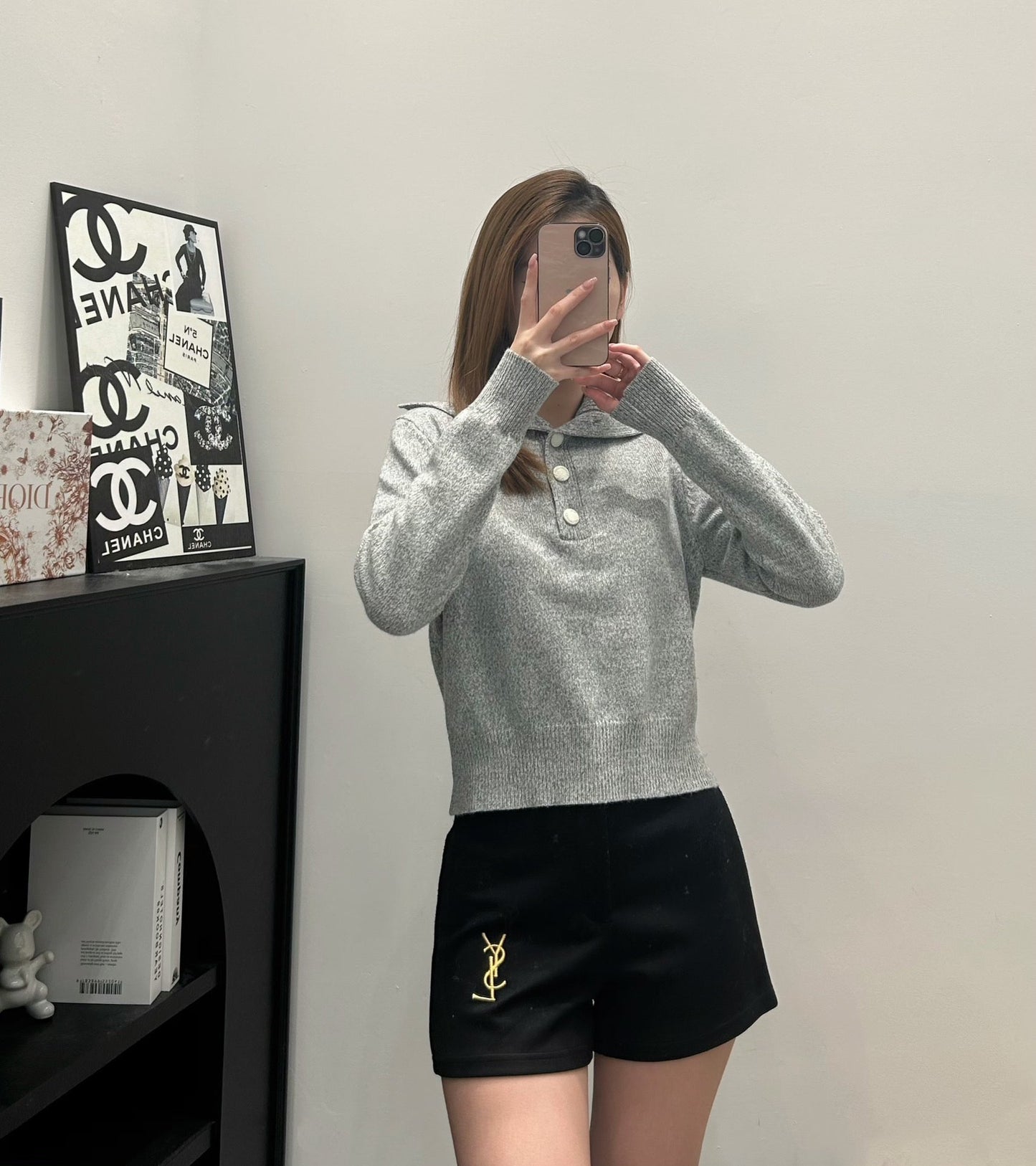 Strickpullover mit marineblauem Kragen und langen Ärmeln 