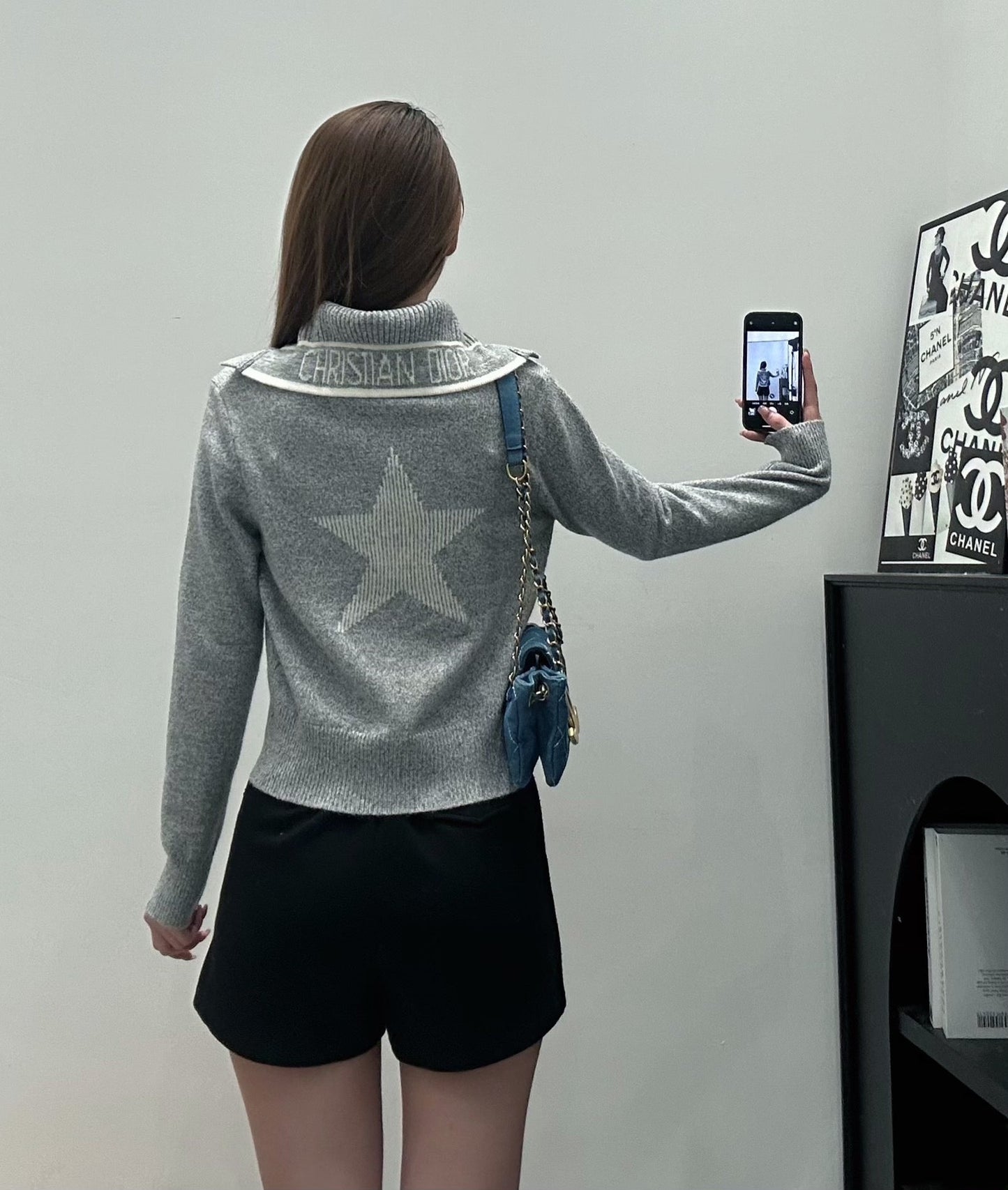 Strickpullover mit marineblauem Kragen und langen Ärmeln 