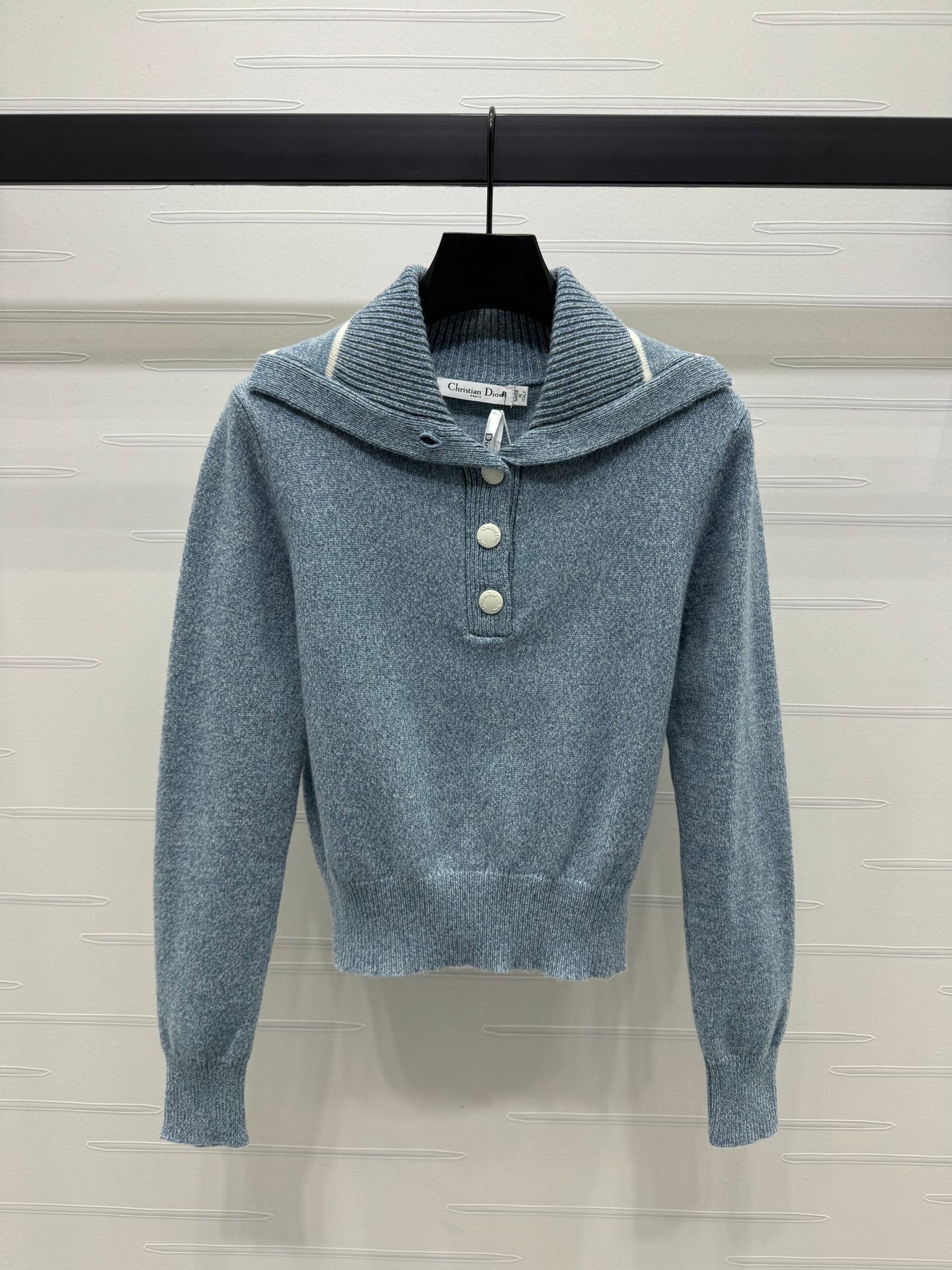 Strickpullover mit marineblauem Kragen und langen Ärmeln 