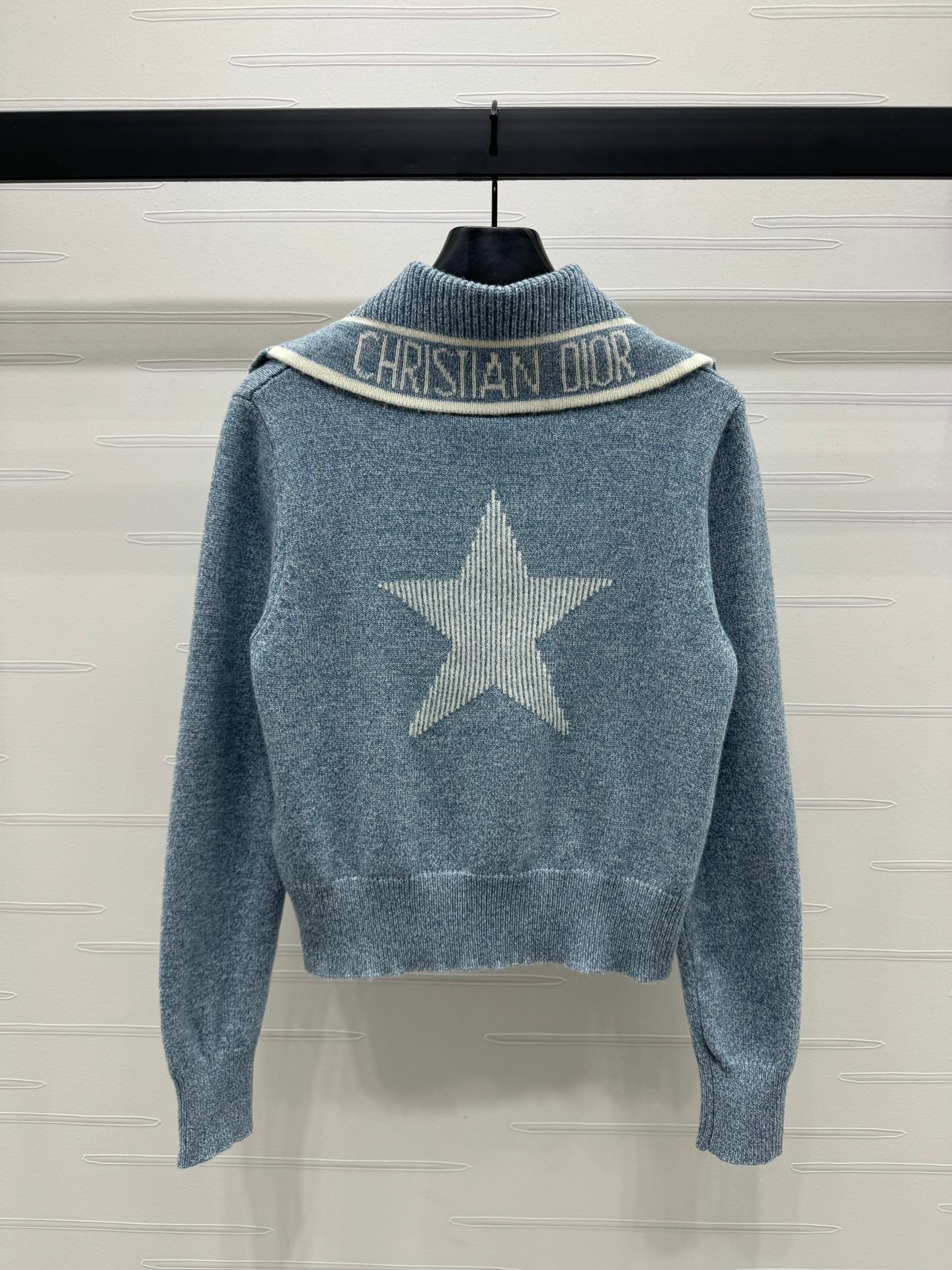 Strickpullover mit marineblauem Kragen und langen Ärmeln 