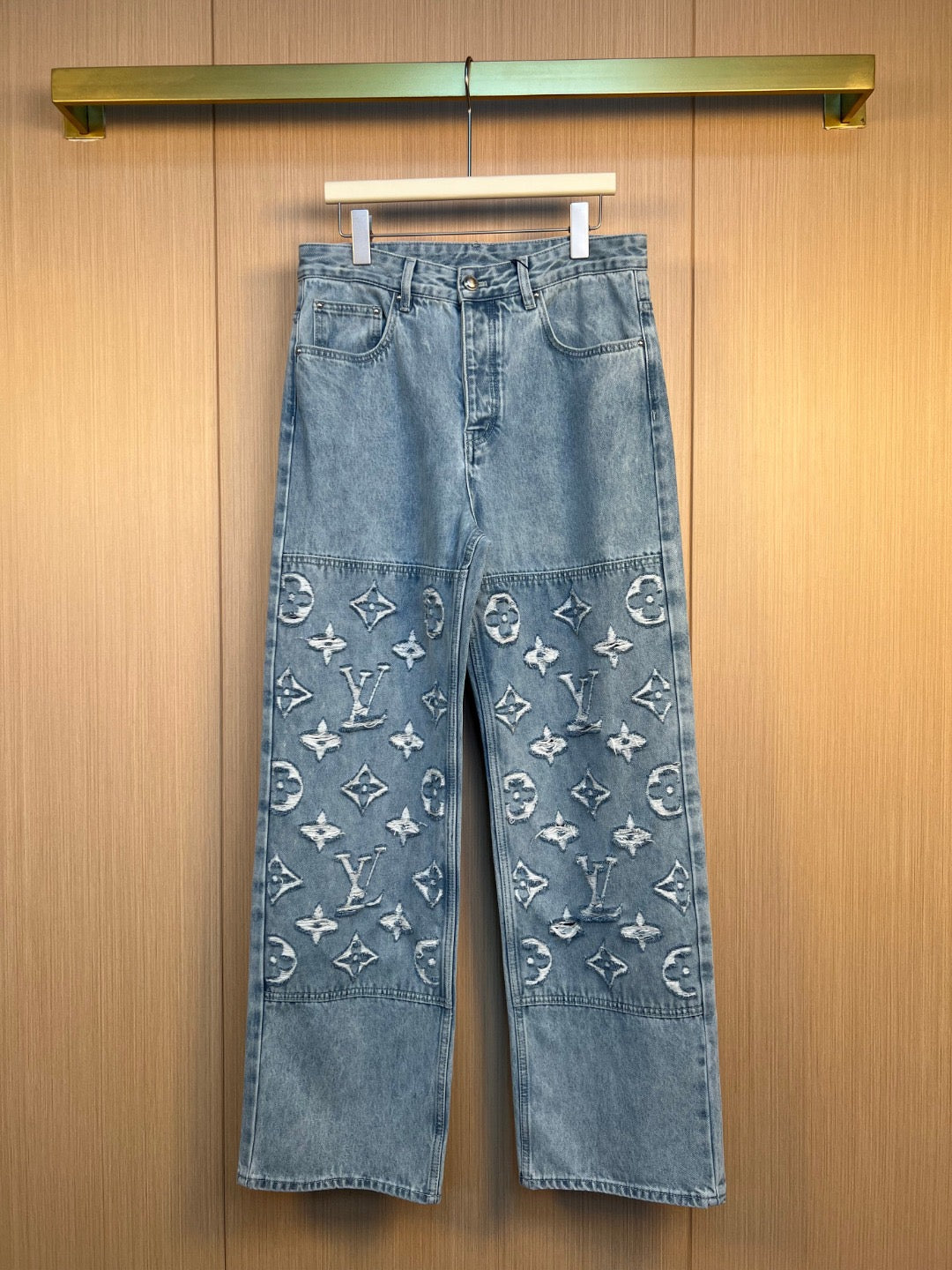 Zerrissene Jeanshose im Jacquard-Wolkenmuster