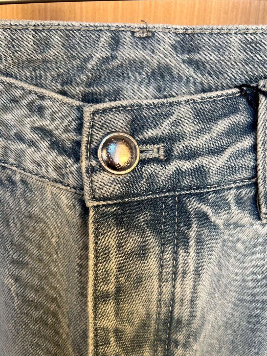 Zerrissene Jeanshose im Jacquard-Wolkenmuster