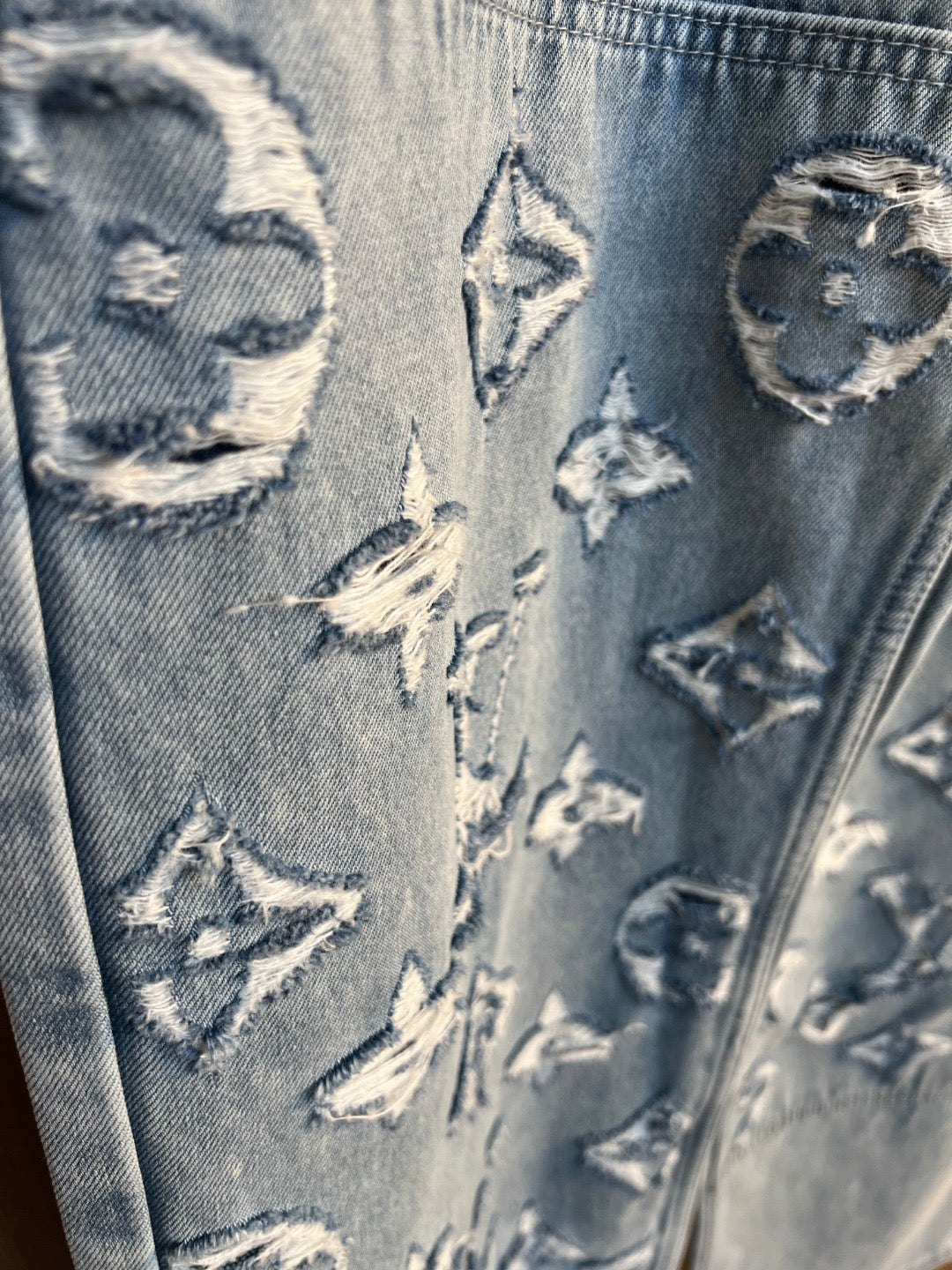 Zerrissene Jeanshose im Jacquard-Wolkenmuster