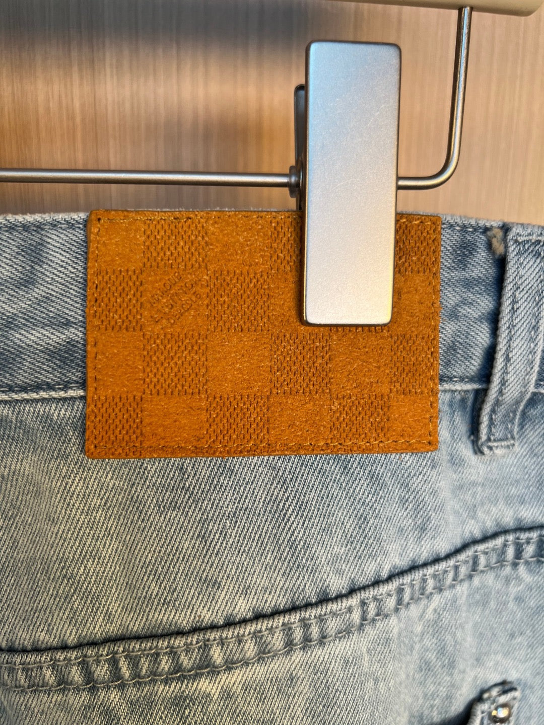 Zerrissene Jeanshose im Jacquard-Wolkenmuster