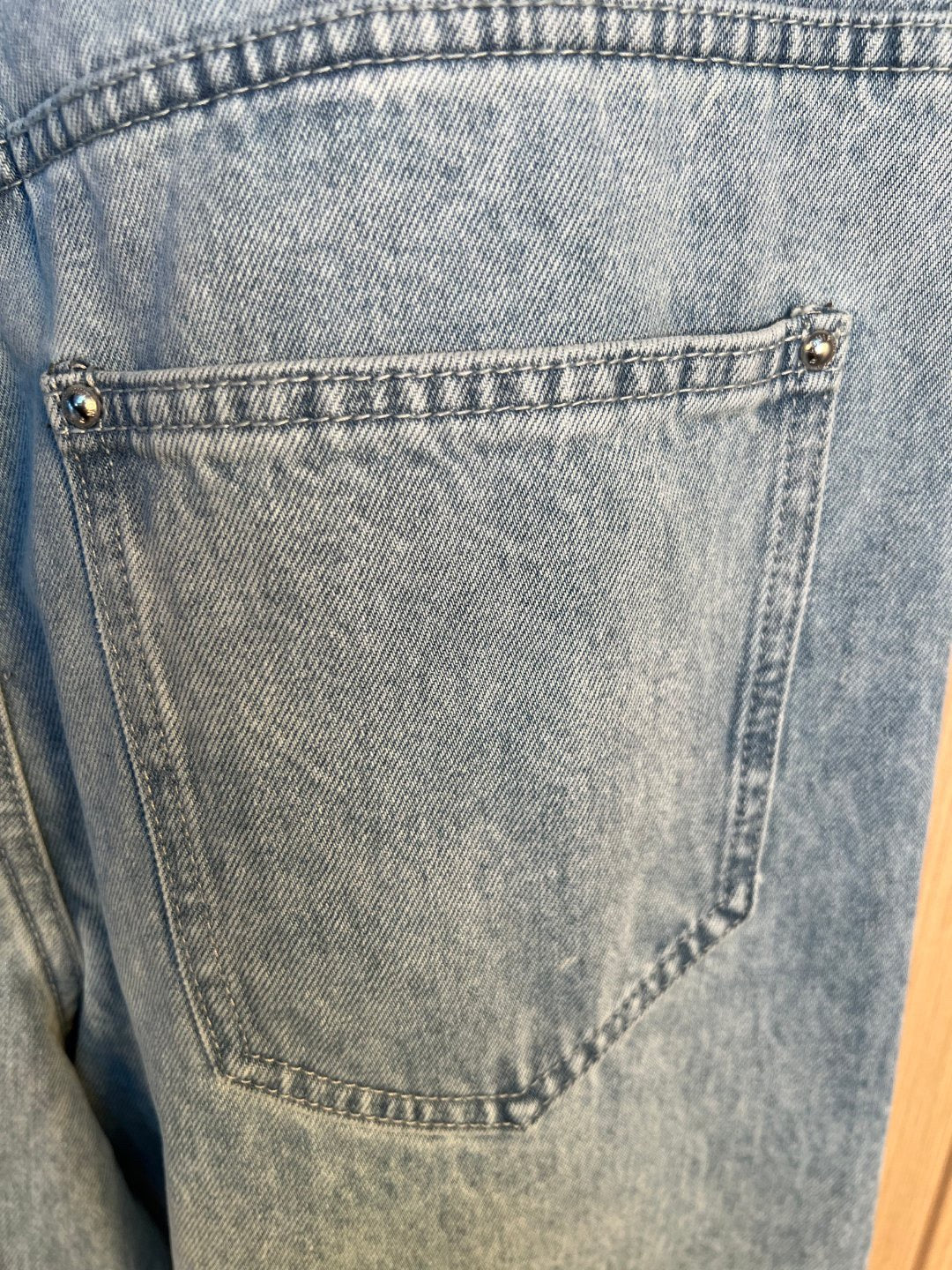 Zerrissene Jeanshose im Jacquard-Wolkenmuster