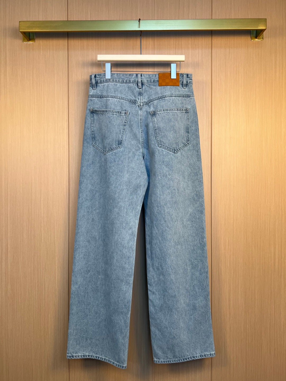 Zerrissene Jeanshose im Jacquard-Wolkenmuster