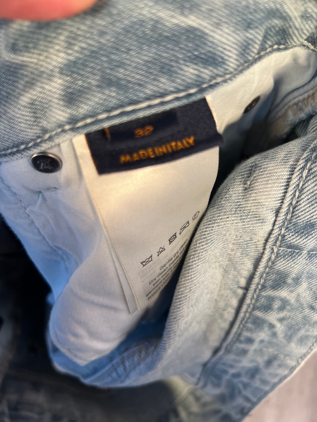 Zerrissene Jeanshose im Jacquard-Wolkenmuster