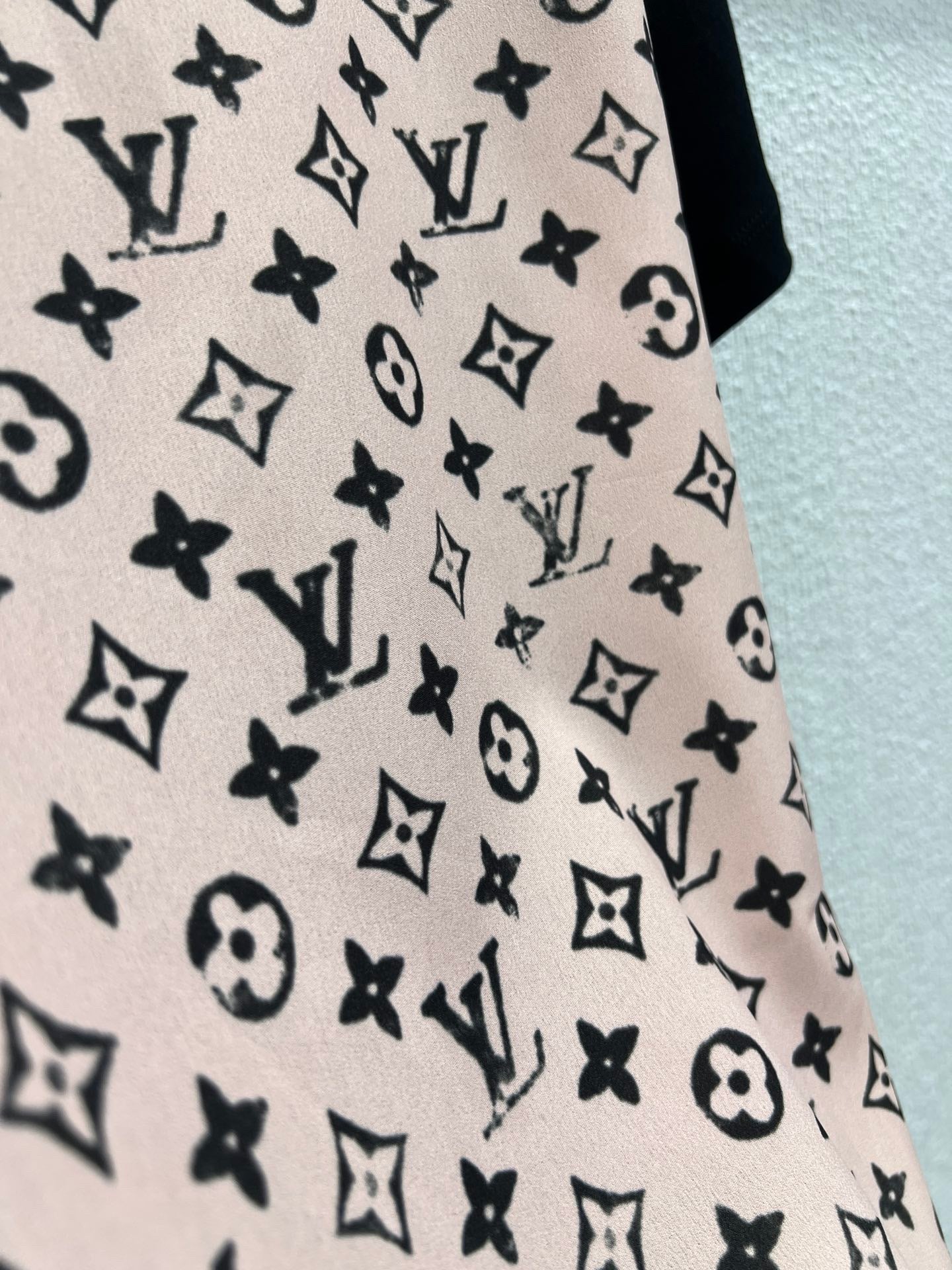 Kurzärmliges T-Shirt mit Rundhalsausschnitt und Jacquard-Nähten