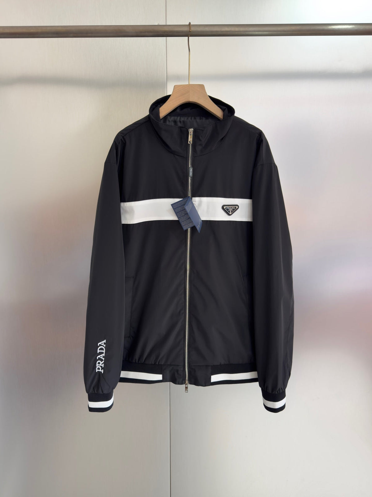 veste avec logo triangle en métal