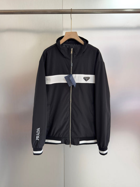 veste avec logo triangle en métal