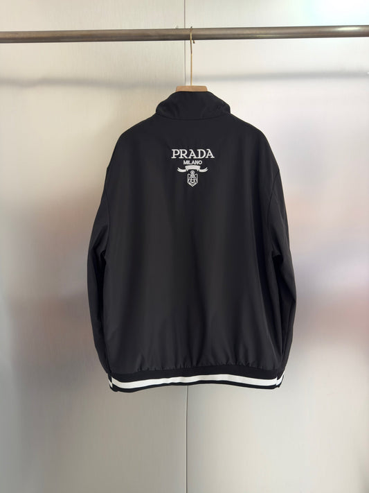 veste avec logo triangle en métal