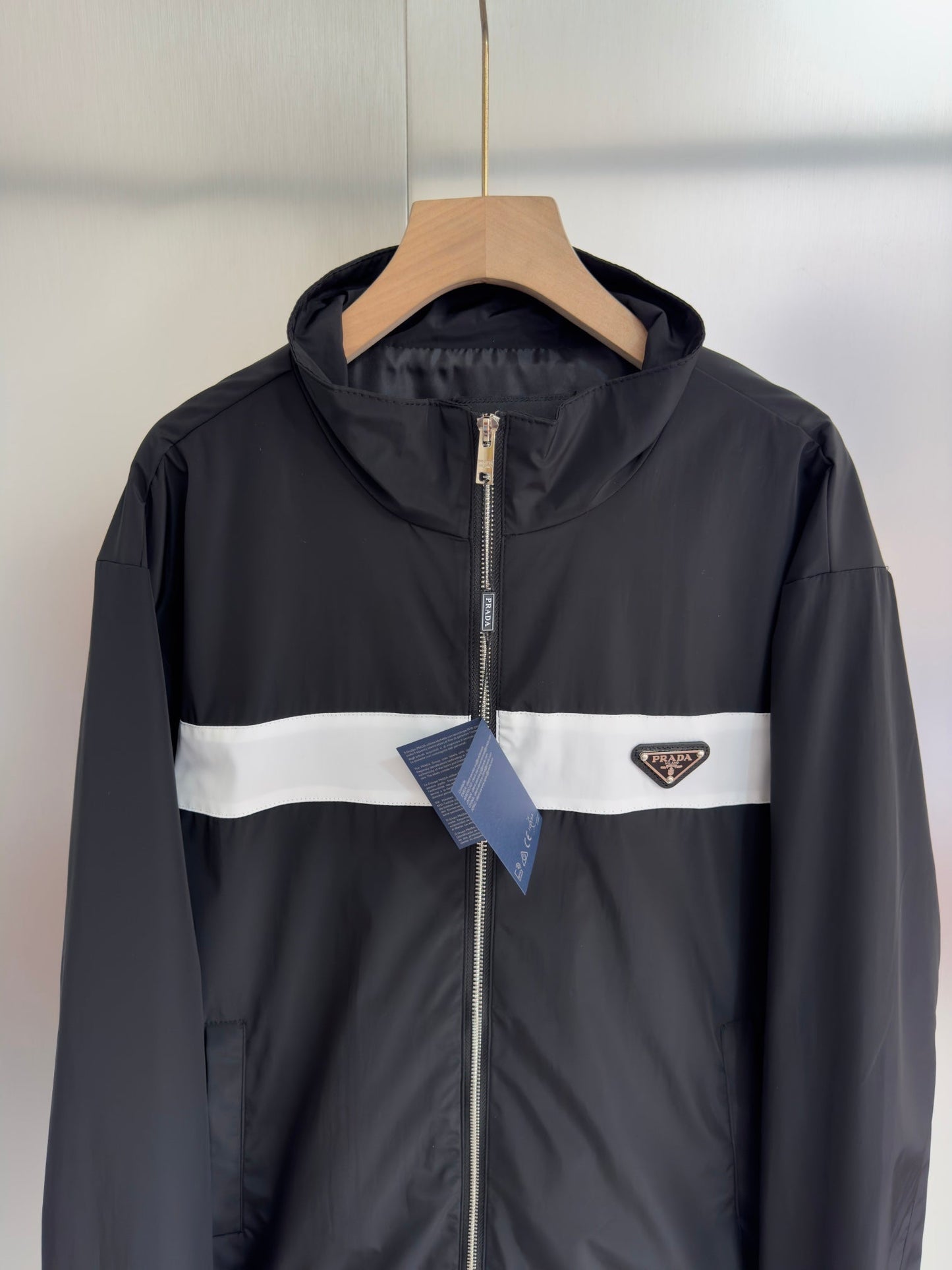 Jacke mit Metalldreieck-Logo