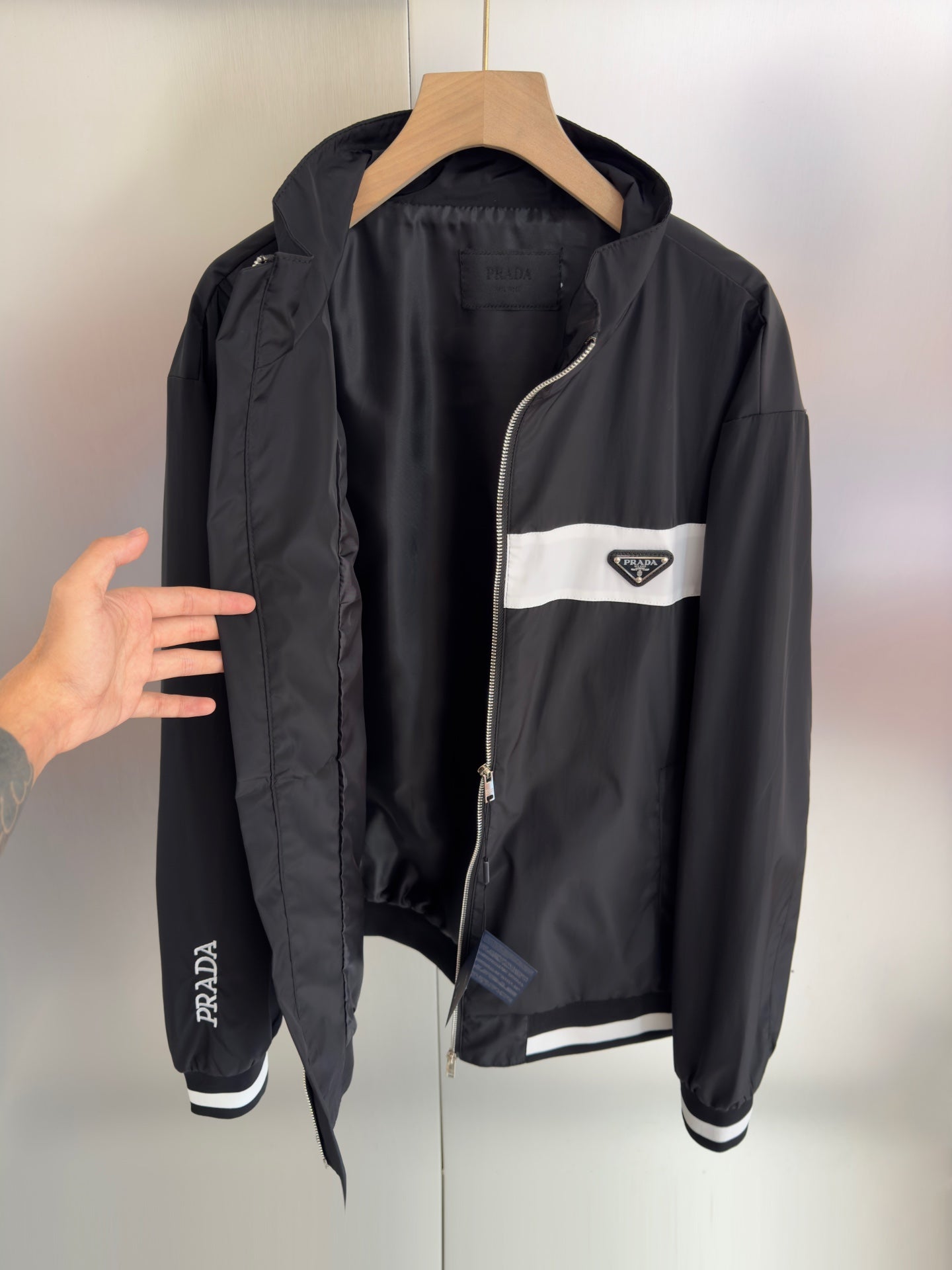 Jacke mit Metalldreieck-Logo