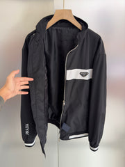 veste avec logo triangle en métal