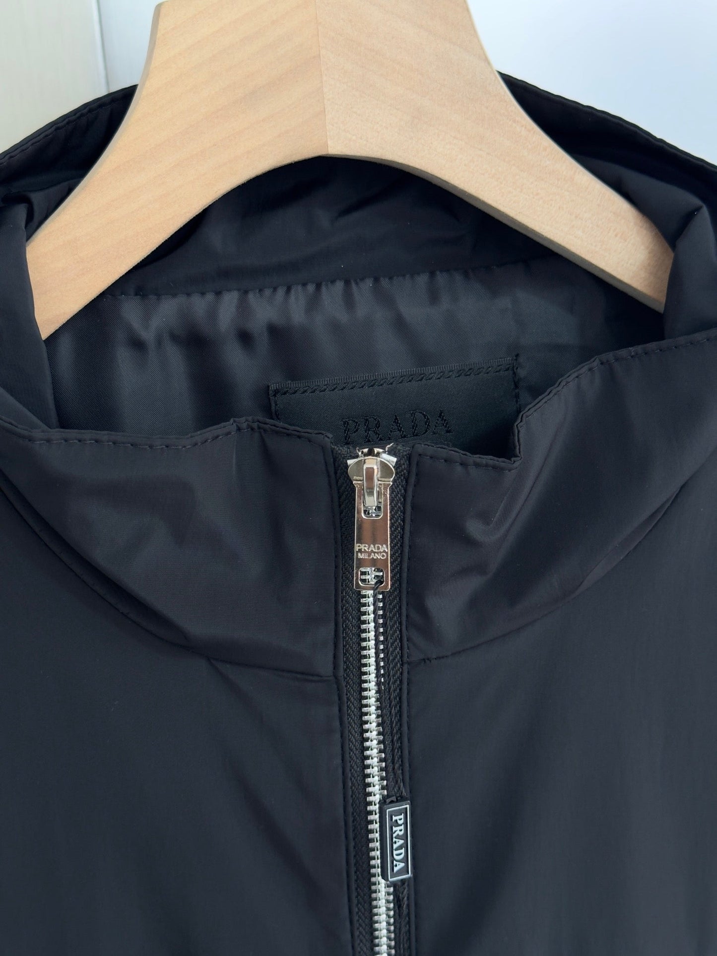 Jacke mit Metalldreieck-Logo