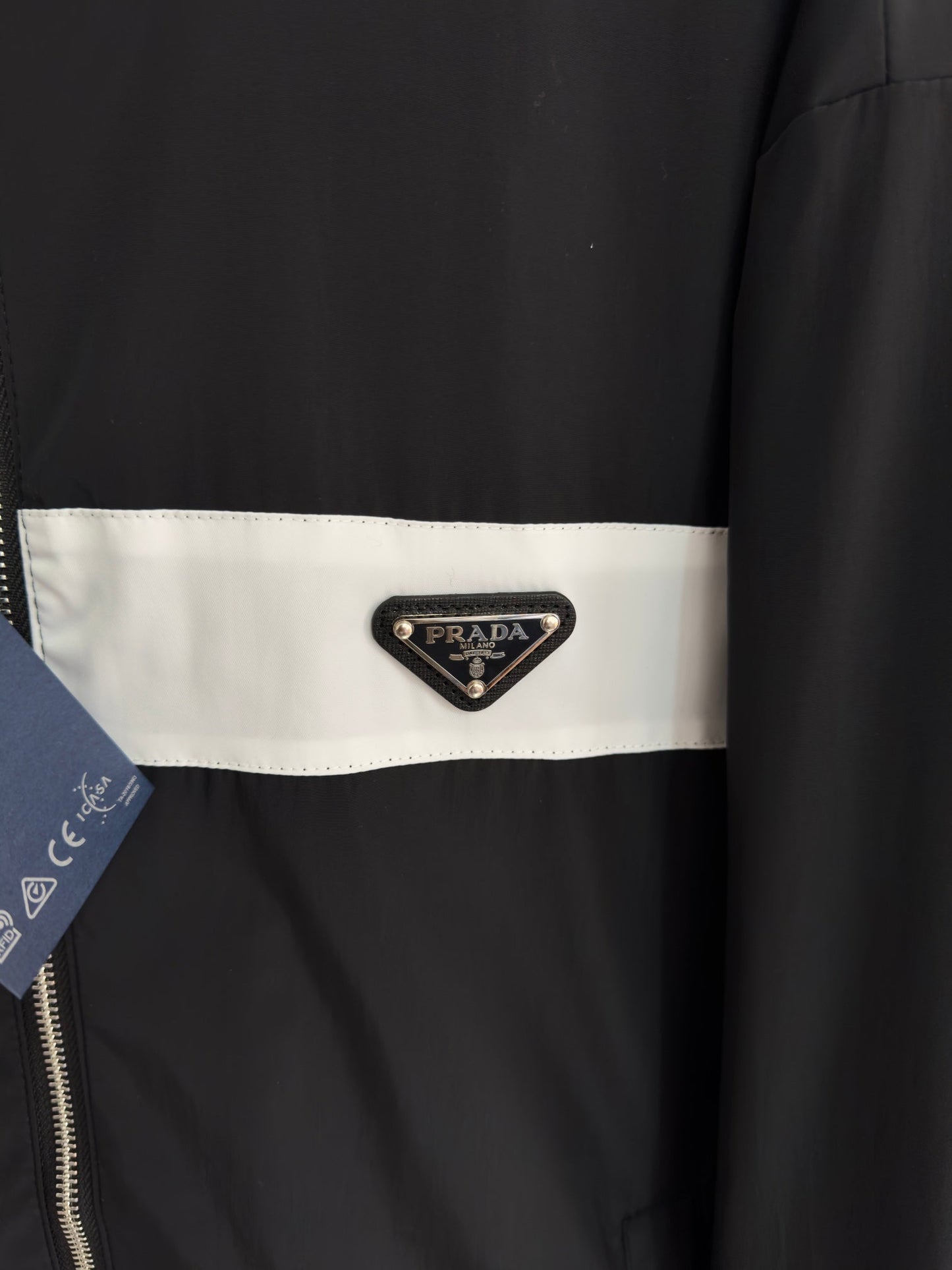 Jacke mit Metalldreieck-Logo