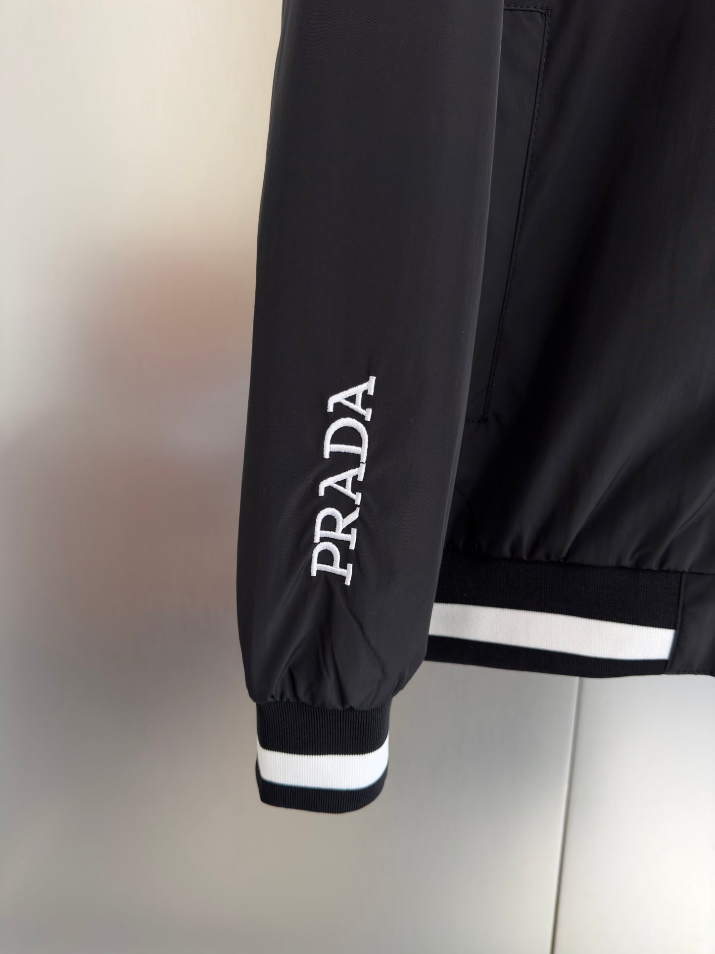 Jacke mit Metalldreieck-Logo