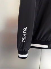 veste avec logo triangle en métal