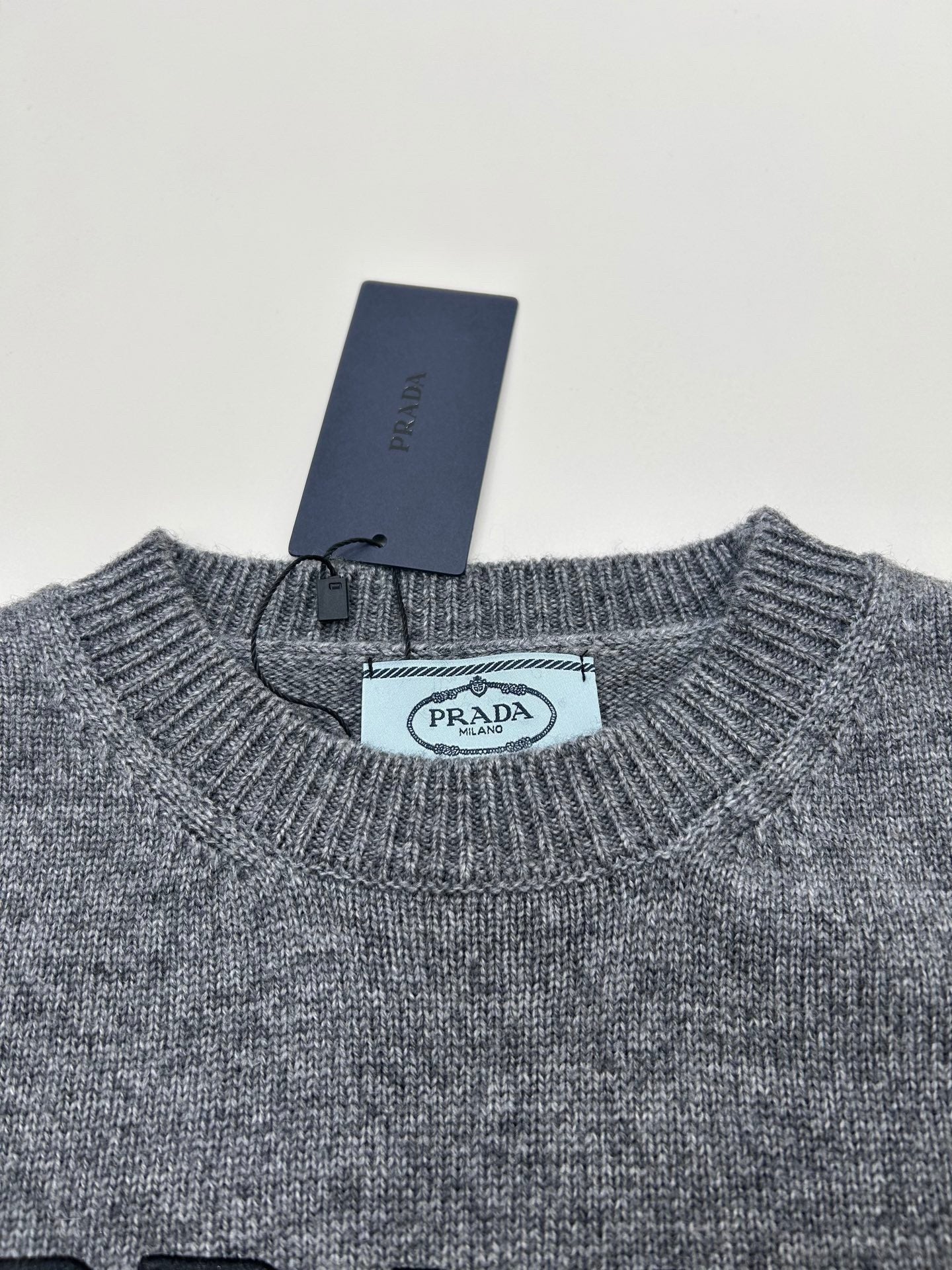 Manches courtes en laine tricotée avec logo lettre brodé 3D