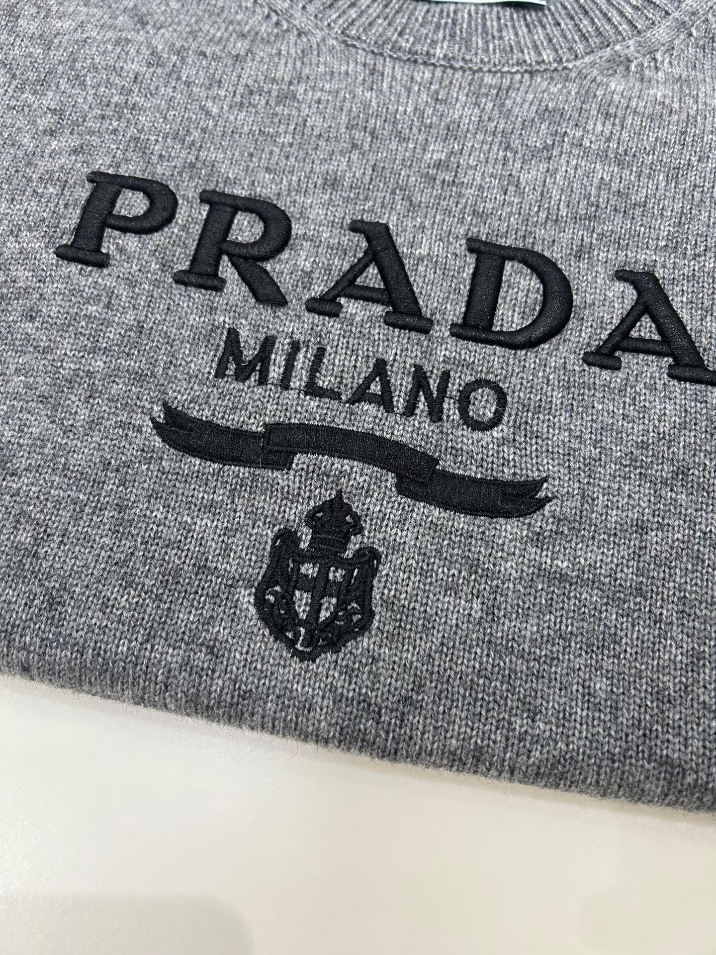 Manches courtes en laine tricotée avec logo lettre brodé 3D