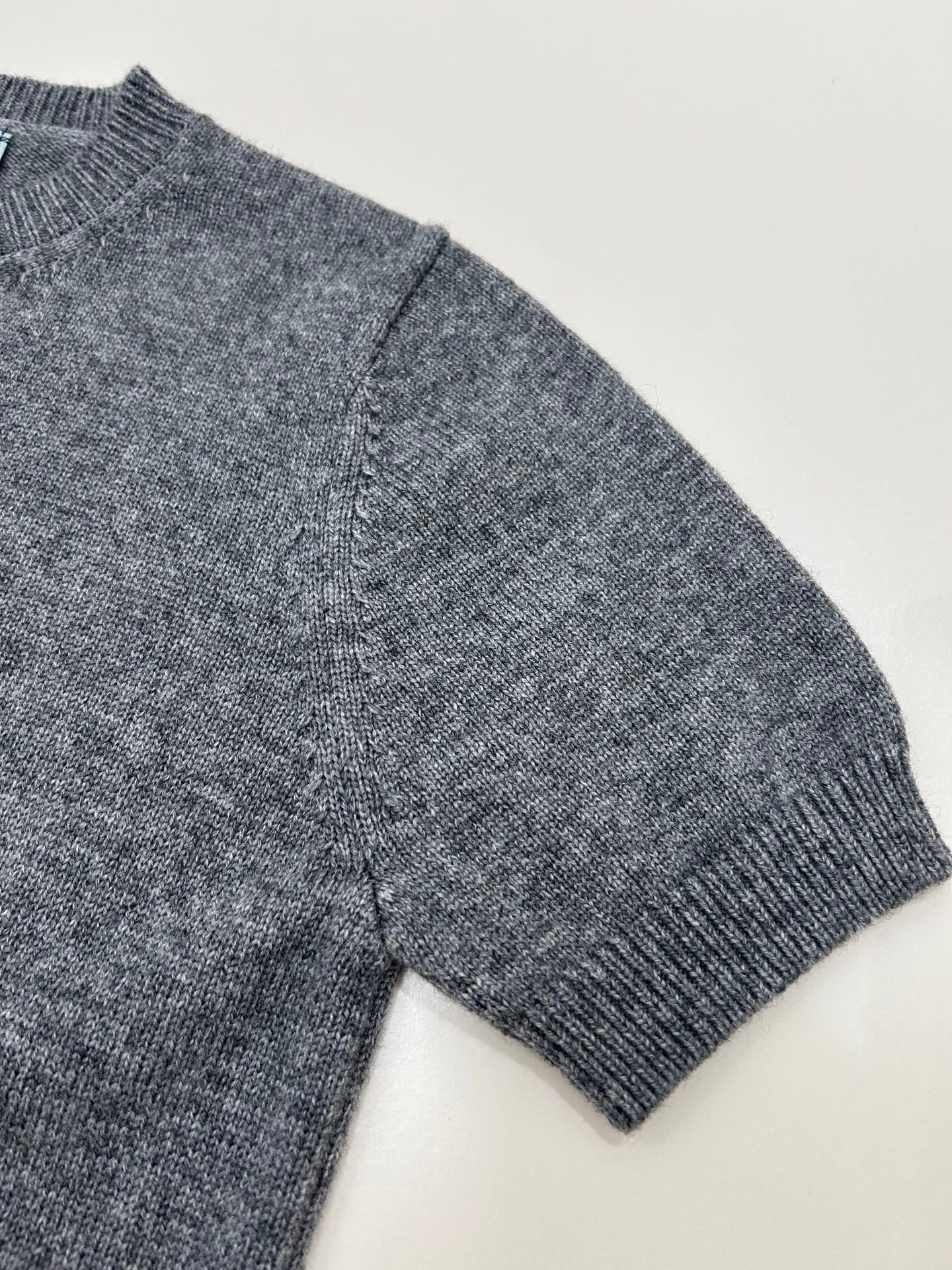 Manches courtes en laine tricotée avec logo lettre brodé 3D