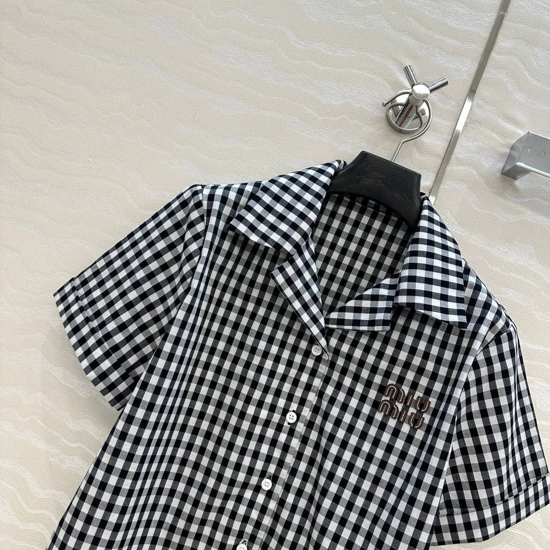 Schwarz-weißes, kleinkariertes Kurzarmhemd im Intellektuellen-Stil