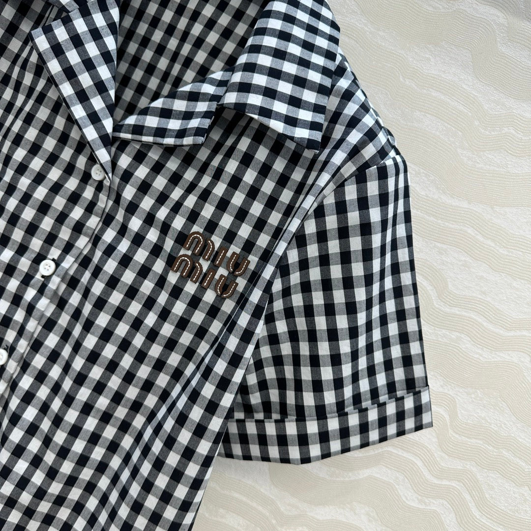 Schwarz-weißes, kleinkariertes Kurzarmhemd im Intellektuellen-Stil