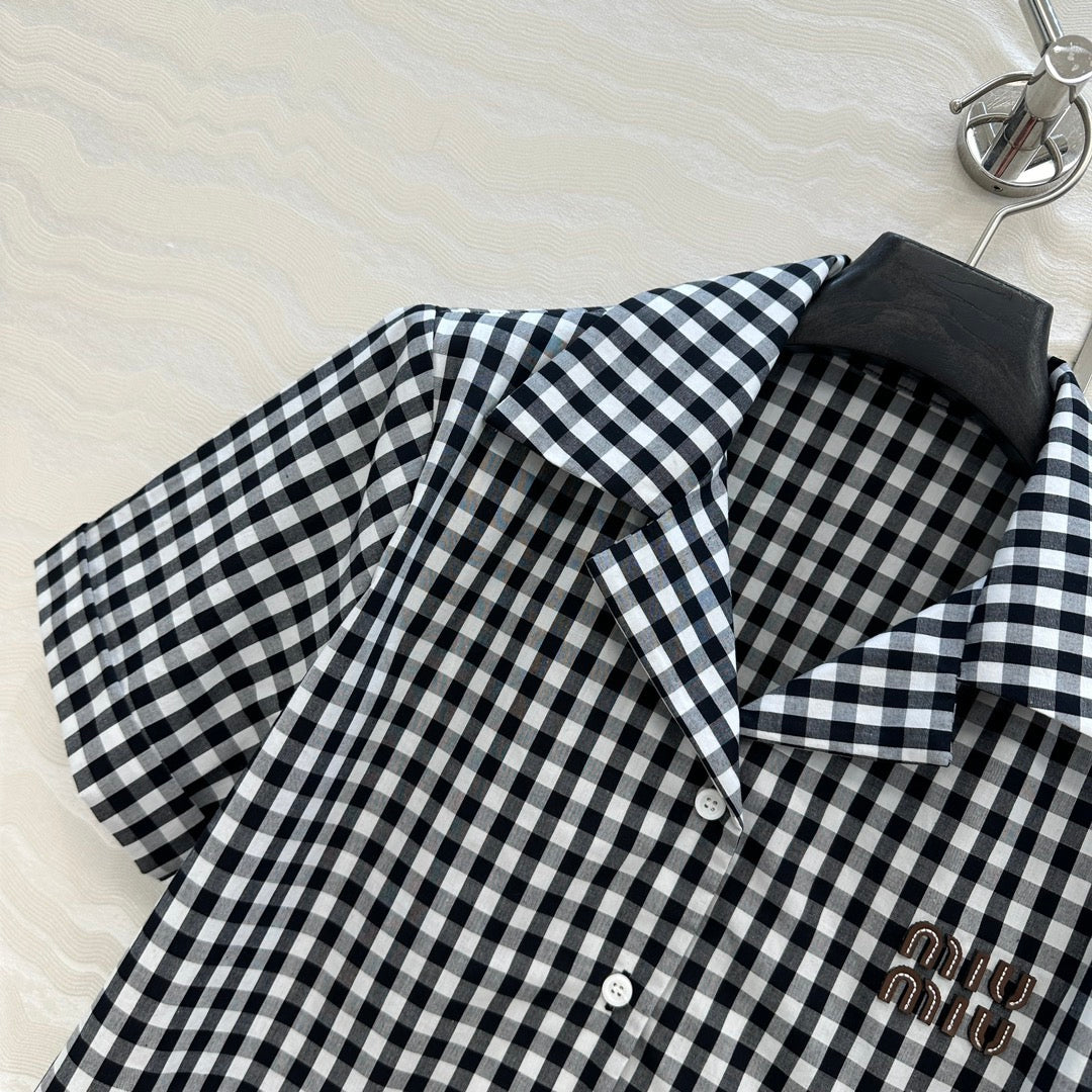 Schwarz-weißes, kleinkariertes Kurzarmhemd im Intellektuellen-Stil