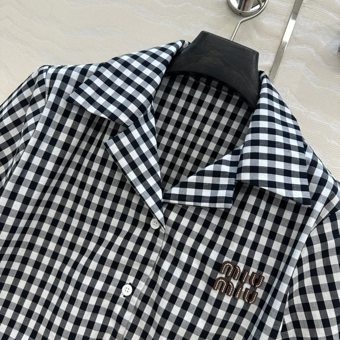 Schwarz-weißes, kleinkariertes Kurzarmhemd im Intellektuellen-Stil