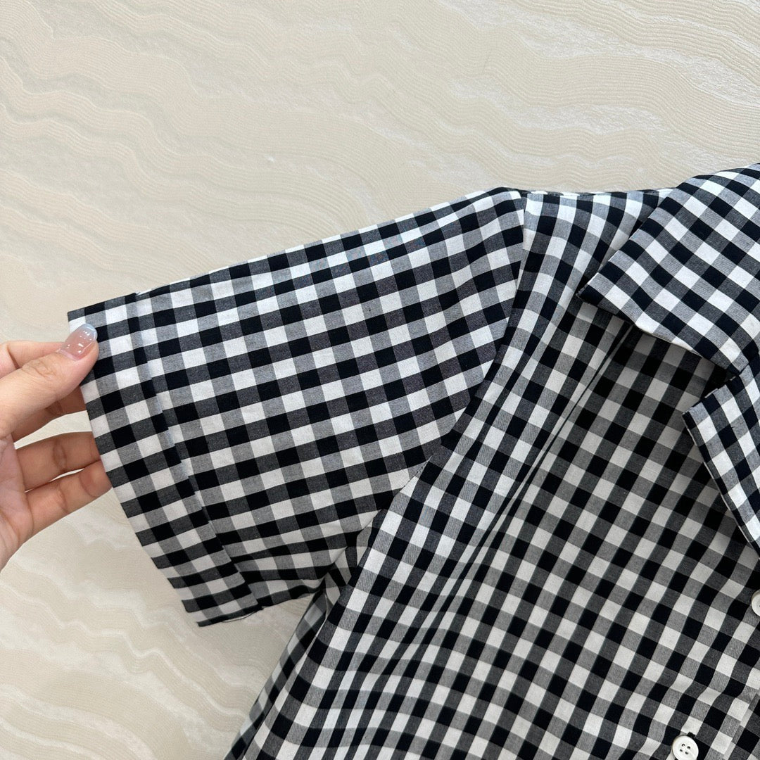 Schwarz-weißes, kleinkariertes Kurzarmhemd im Intellektuellen-Stil