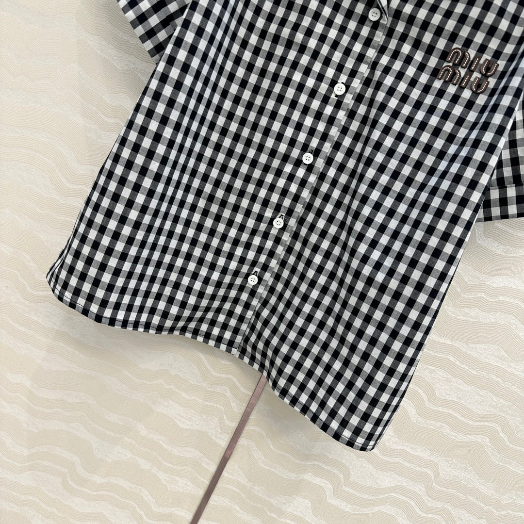 Schwarz-weißes, kleinkariertes Kurzarmhemd im Intellektuellen-Stil