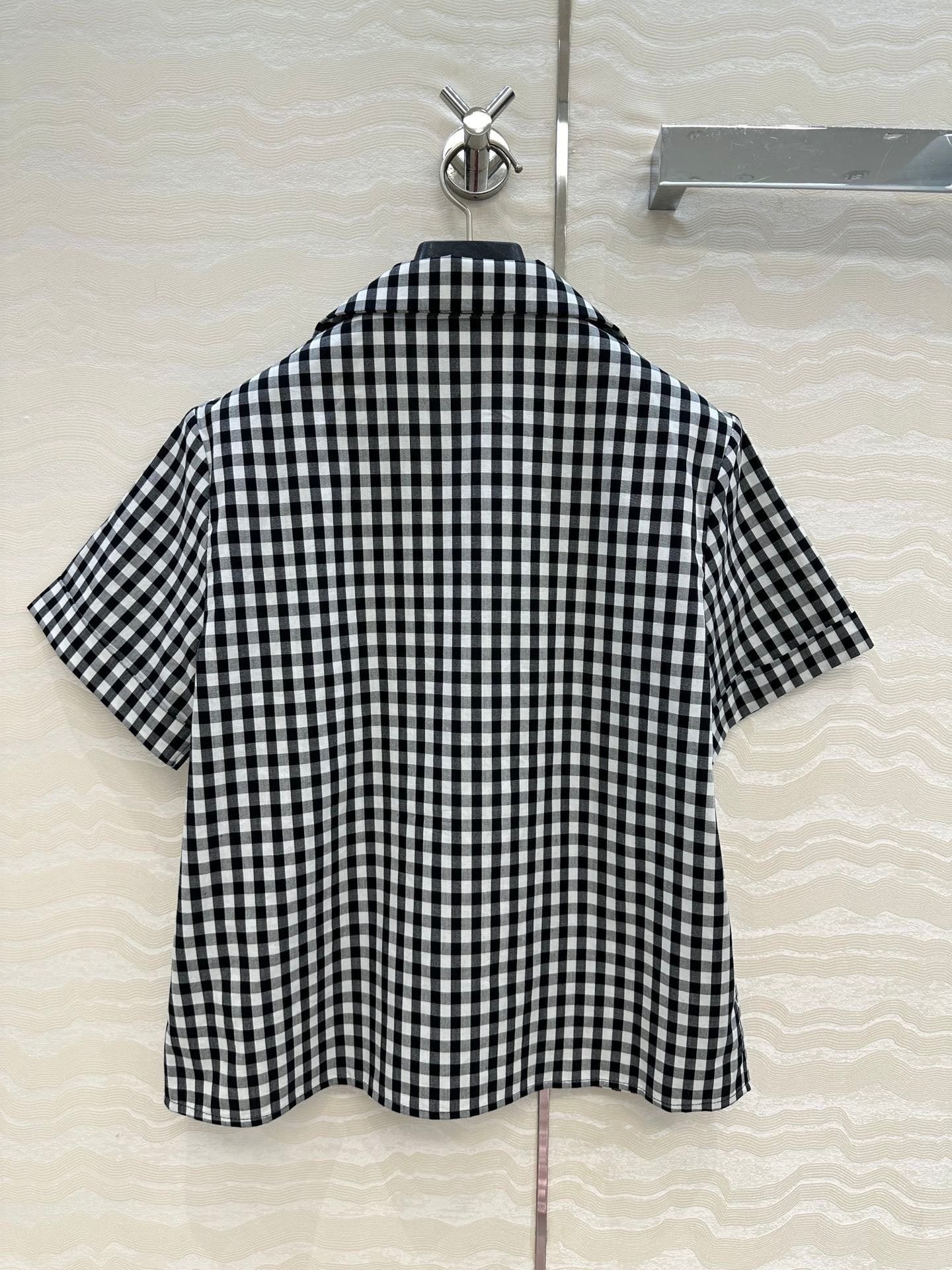 Schwarz-weißes, kleinkariertes Kurzarmhemd im Intellektuellen-Stil