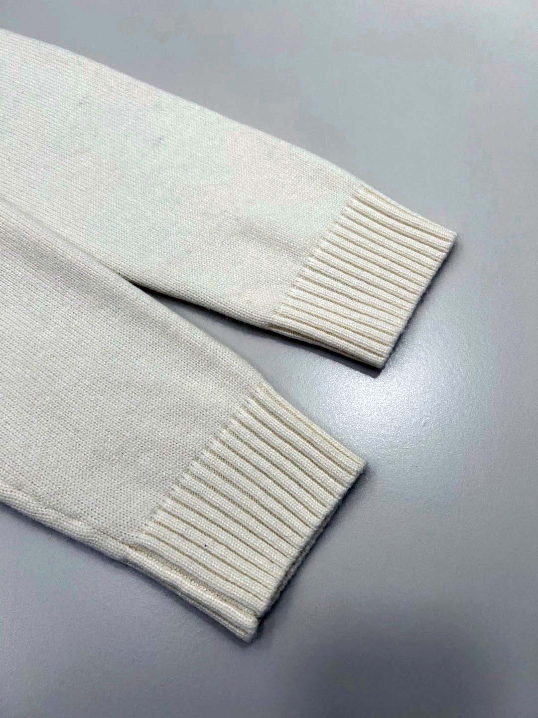 Pull en laine à col rond avec ruban étoile à cinq branches et fil d'or