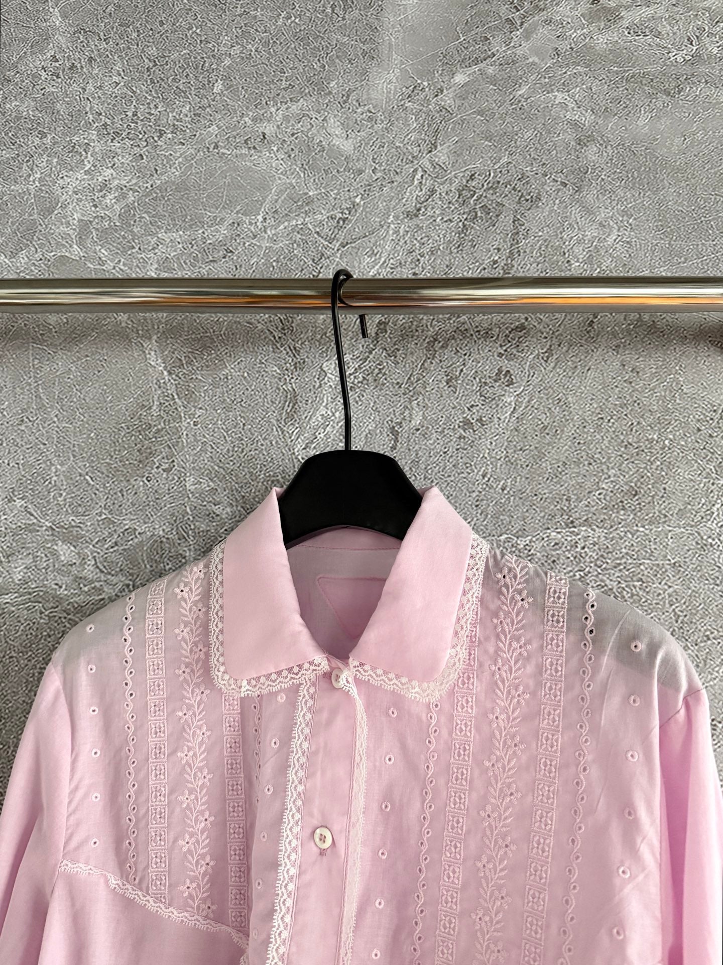 Rosa besticktes Hemd