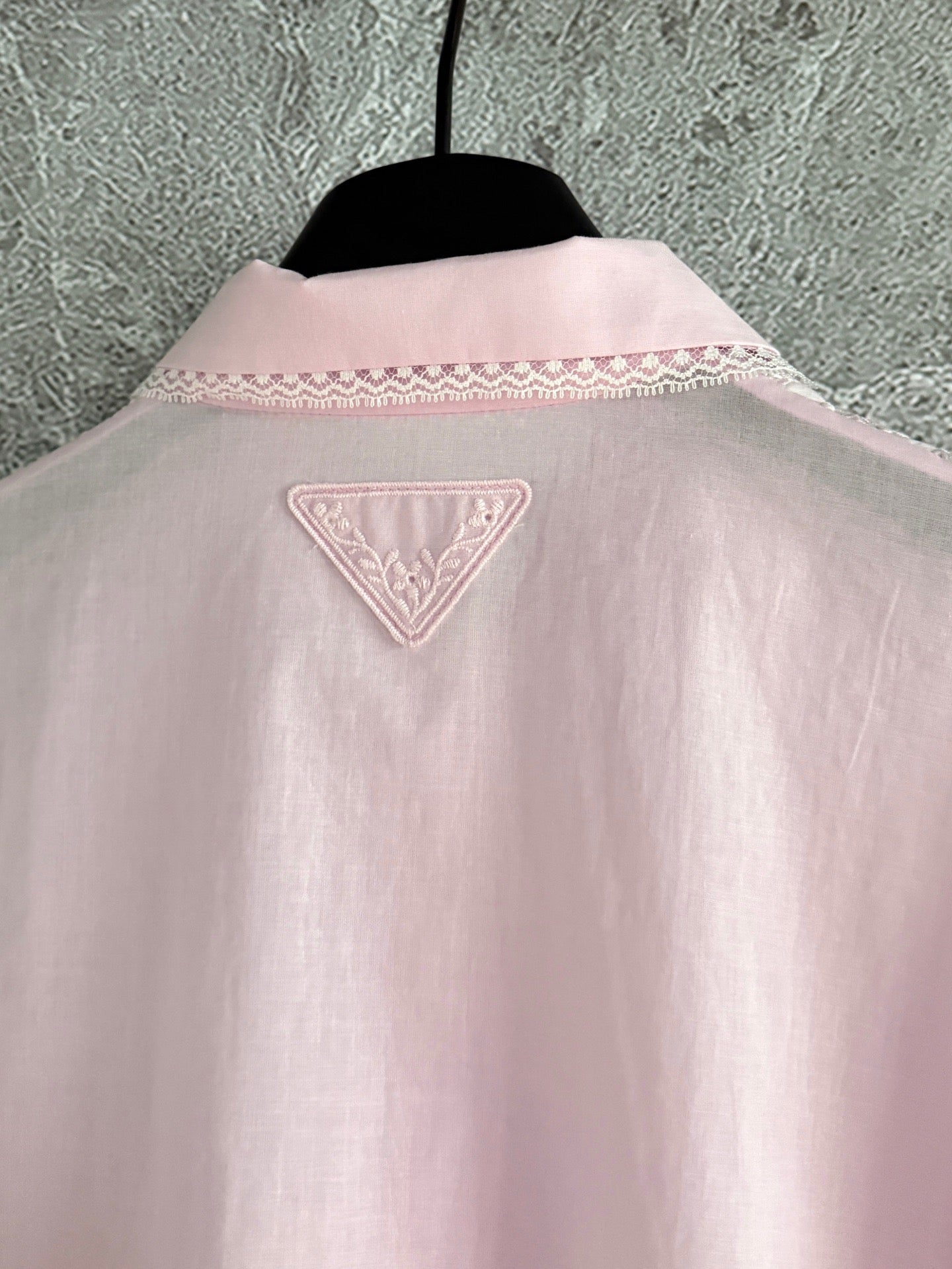 Rosa besticktes Hemd