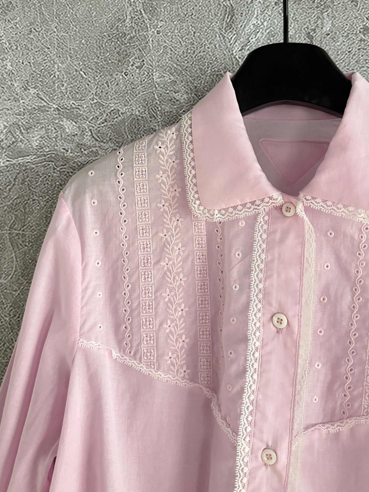 Rosa besticktes Hemd