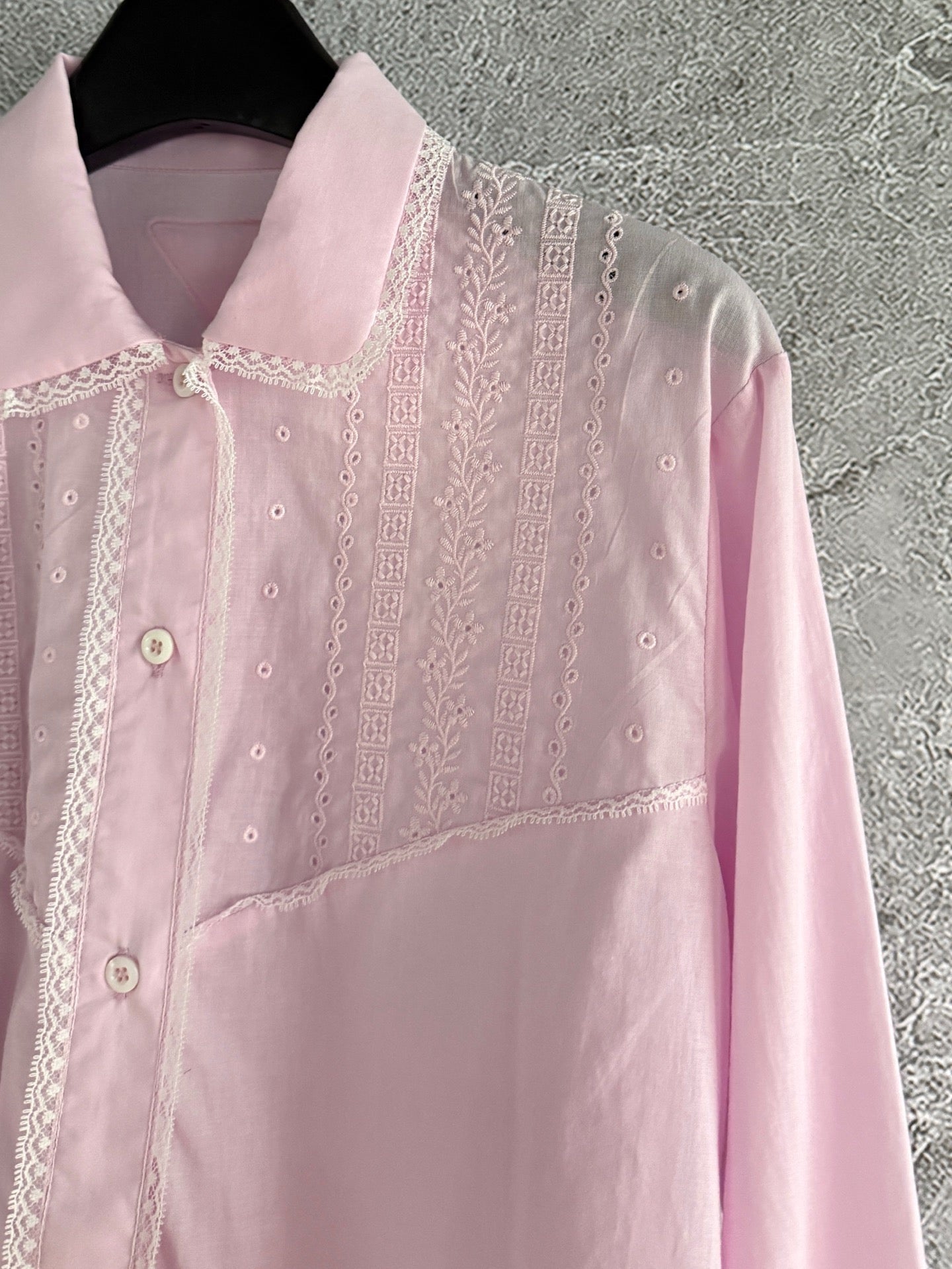 Rosa besticktes Hemd