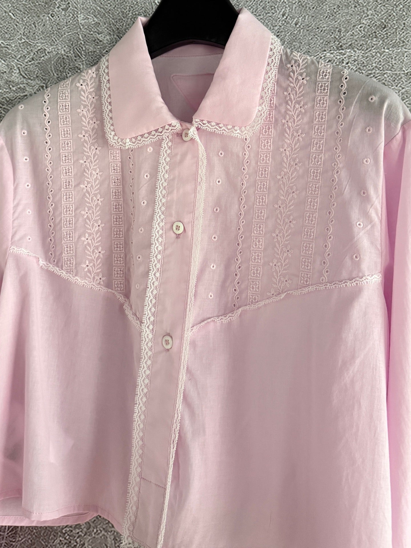 Rosa besticktes Hemd