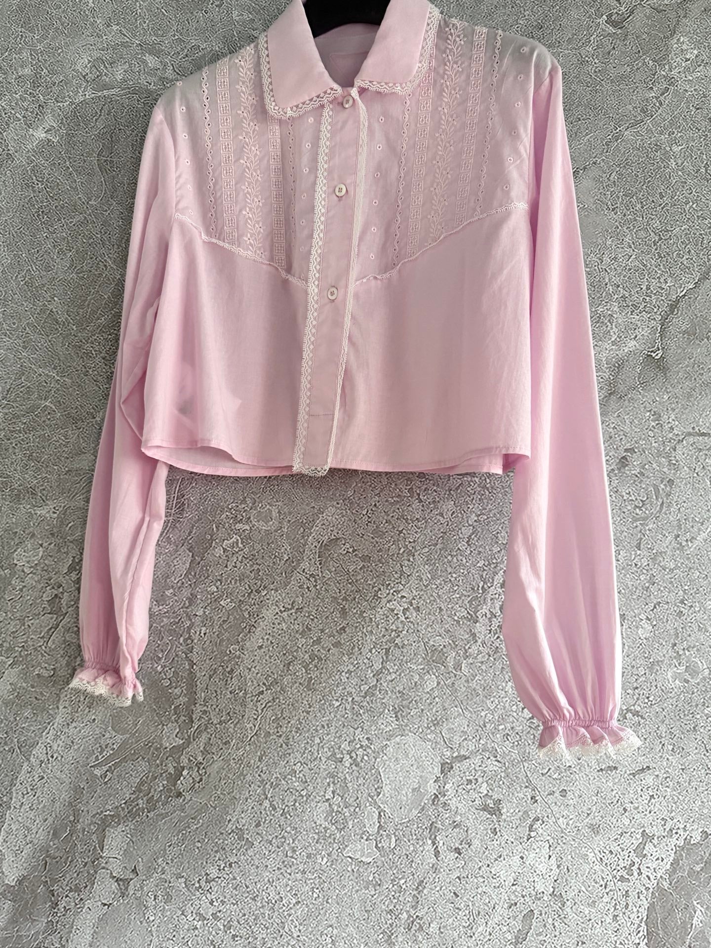 Rosa besticktes Hemd