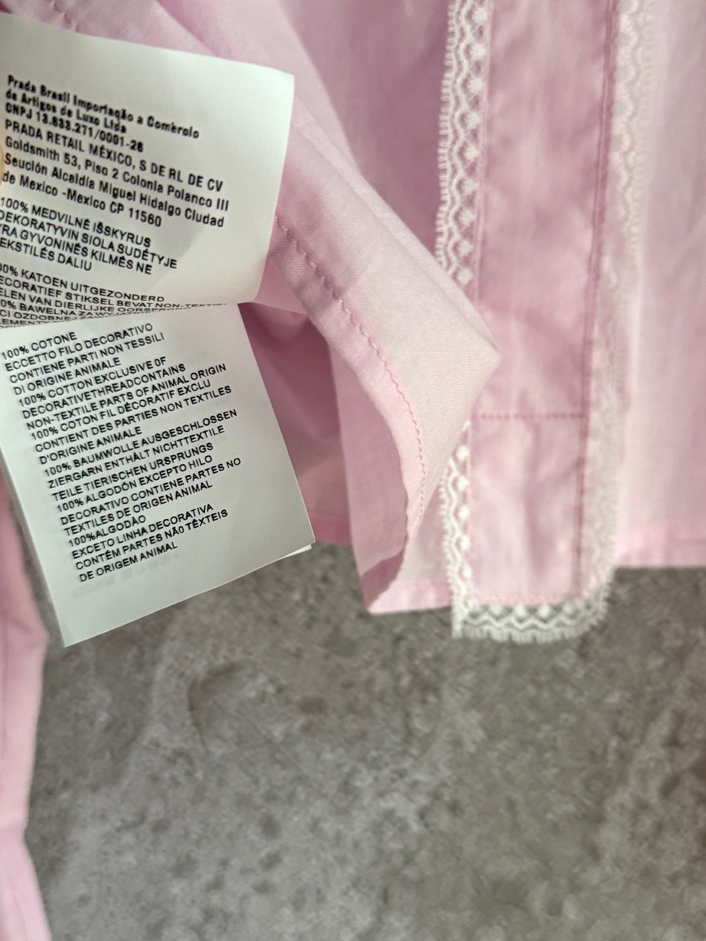 Rosa besticktes Hemd