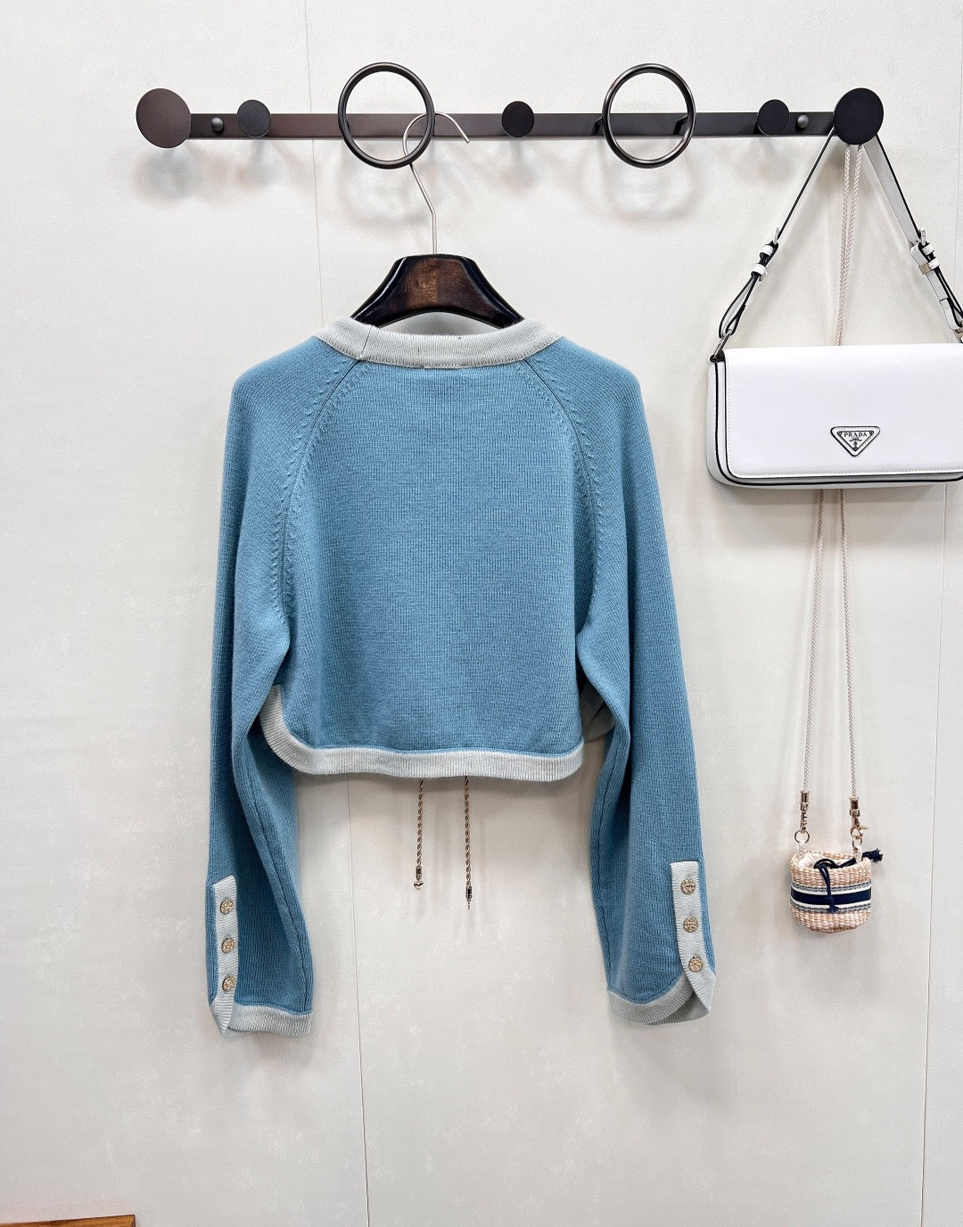 Cardigan court en maille à nouer avec ourlet contrasté