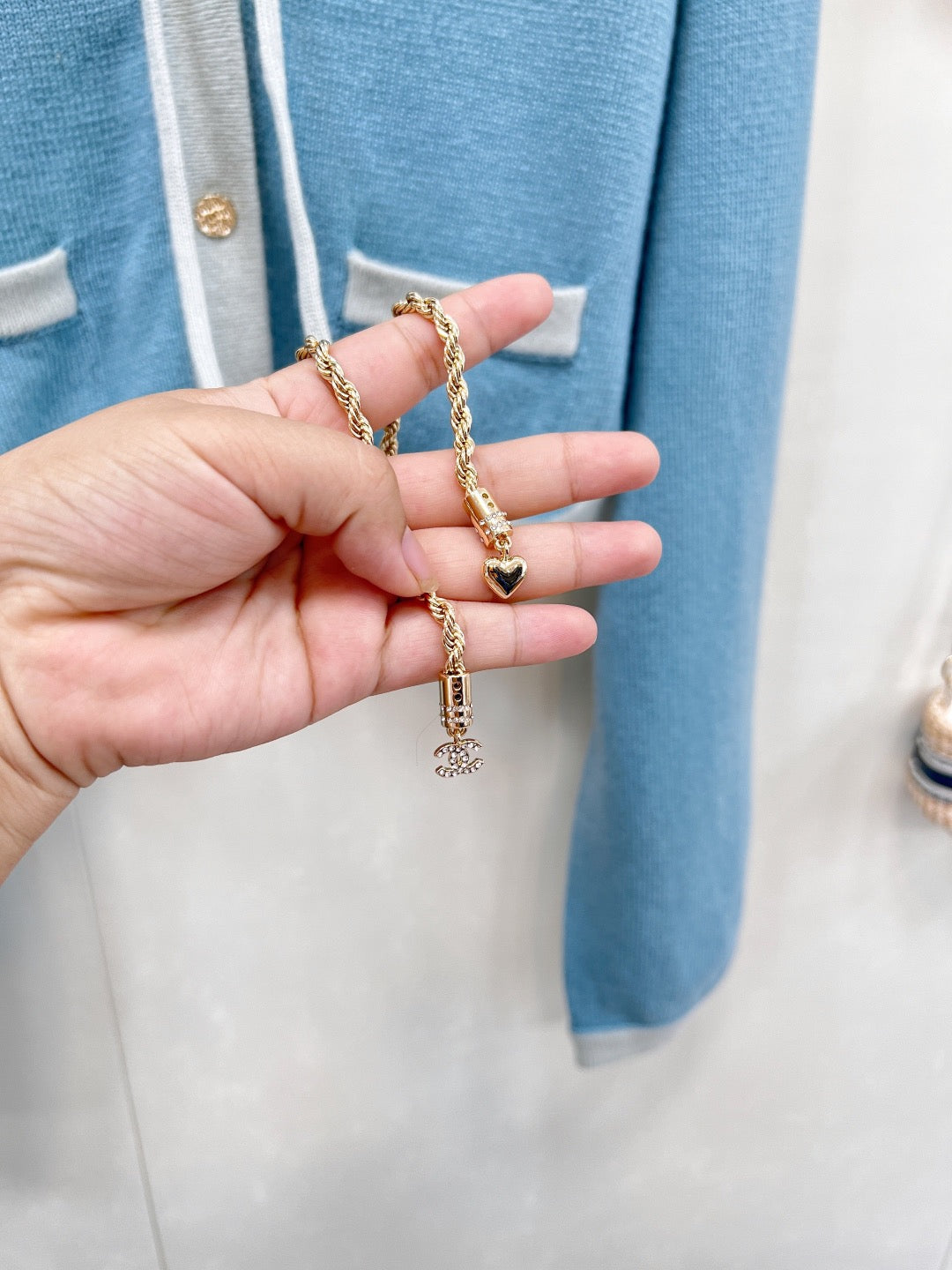 Cardigan court en maille à nouer avec ourlet contrasté