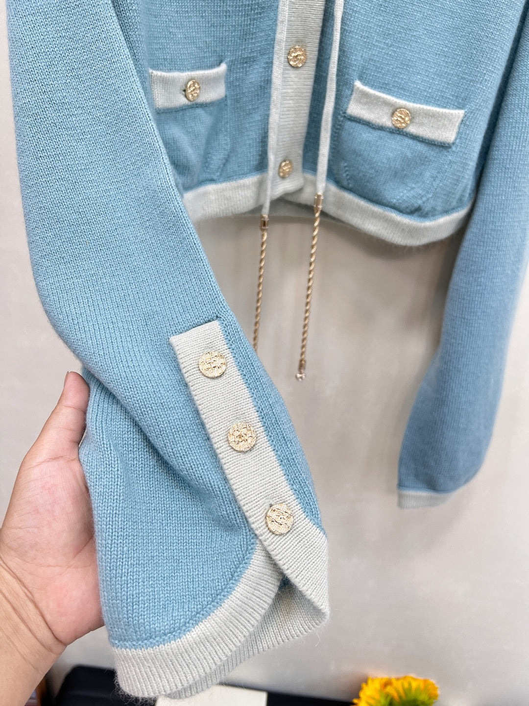 Cardigan court en maille à nouer avec ourlet contrasté