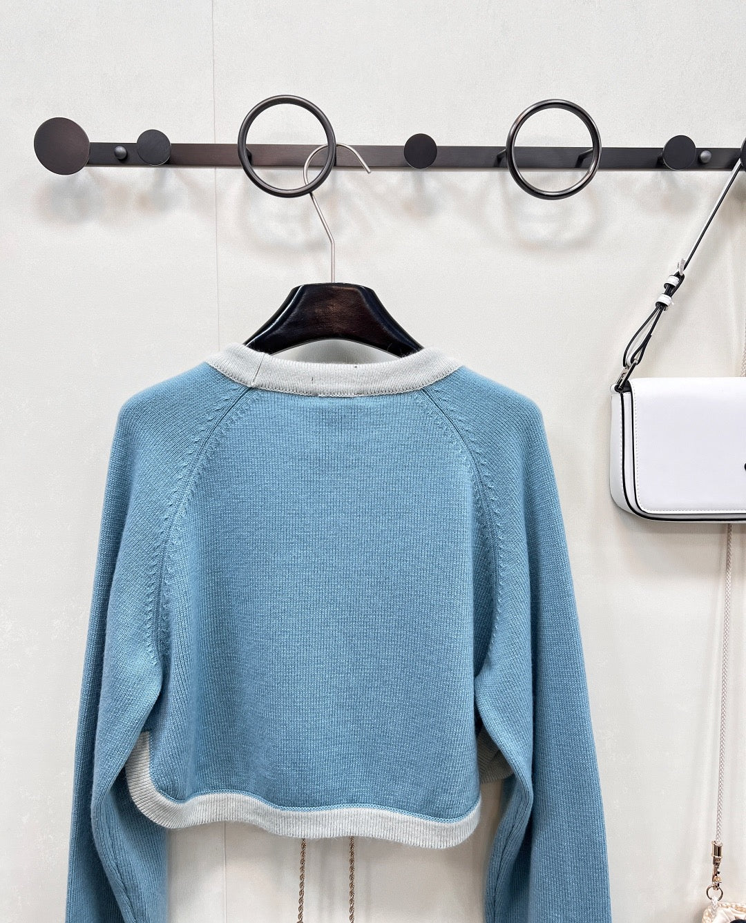 Cardigan court en maille à nouer avec ourlet contrasté