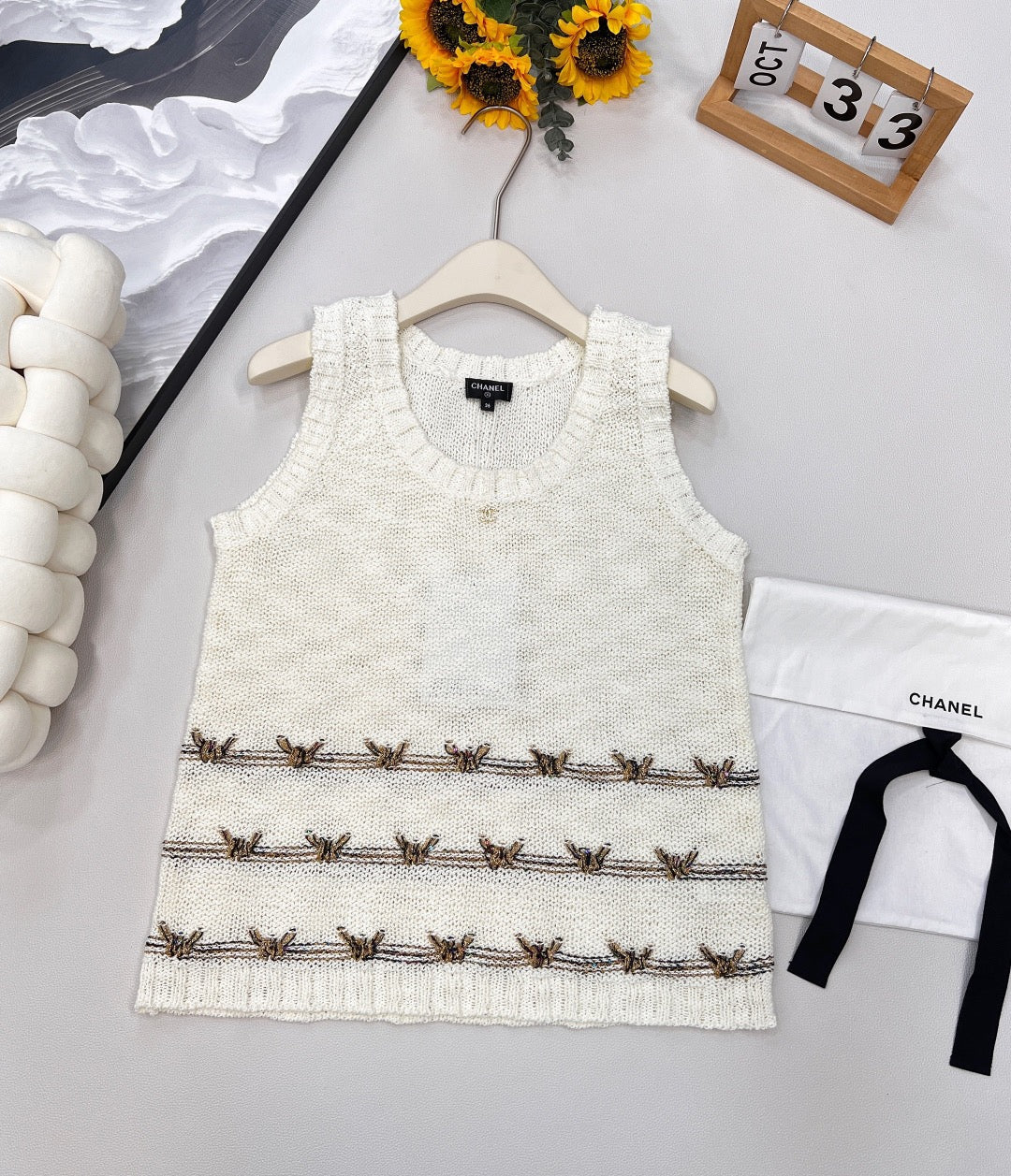 Gilet tricoté avec broderie papillon en fil d'or