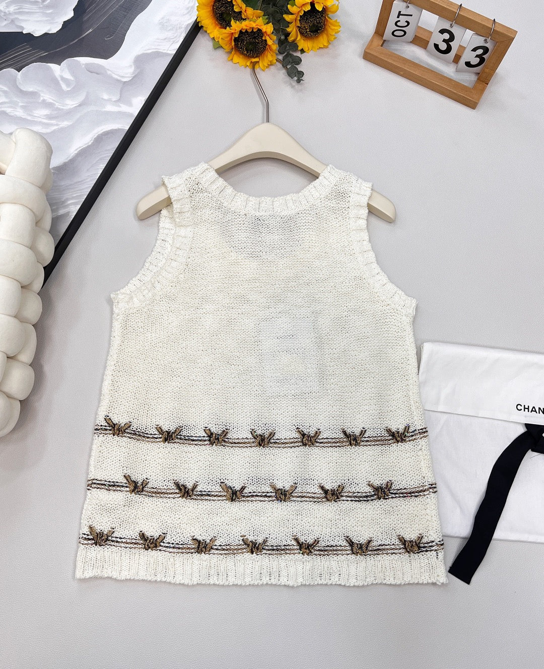 Gilet tricoté avec broderie papillon en fil d'or